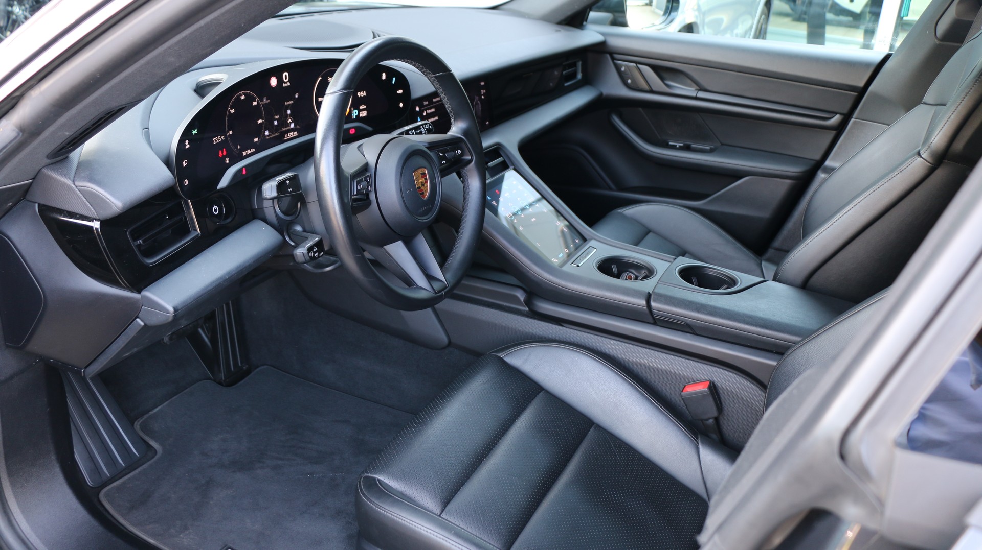 PORSCHE Taycan 4 Cross Turismo-image-16