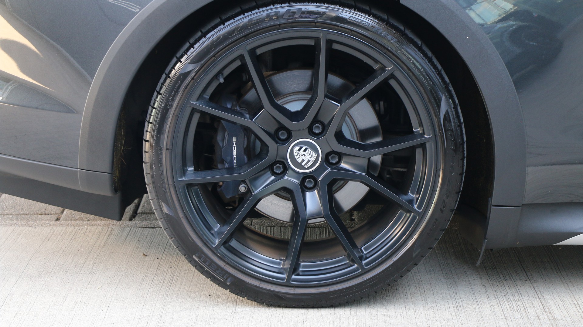 PORSCHE Taycan 4 Cross Turismo-image-21