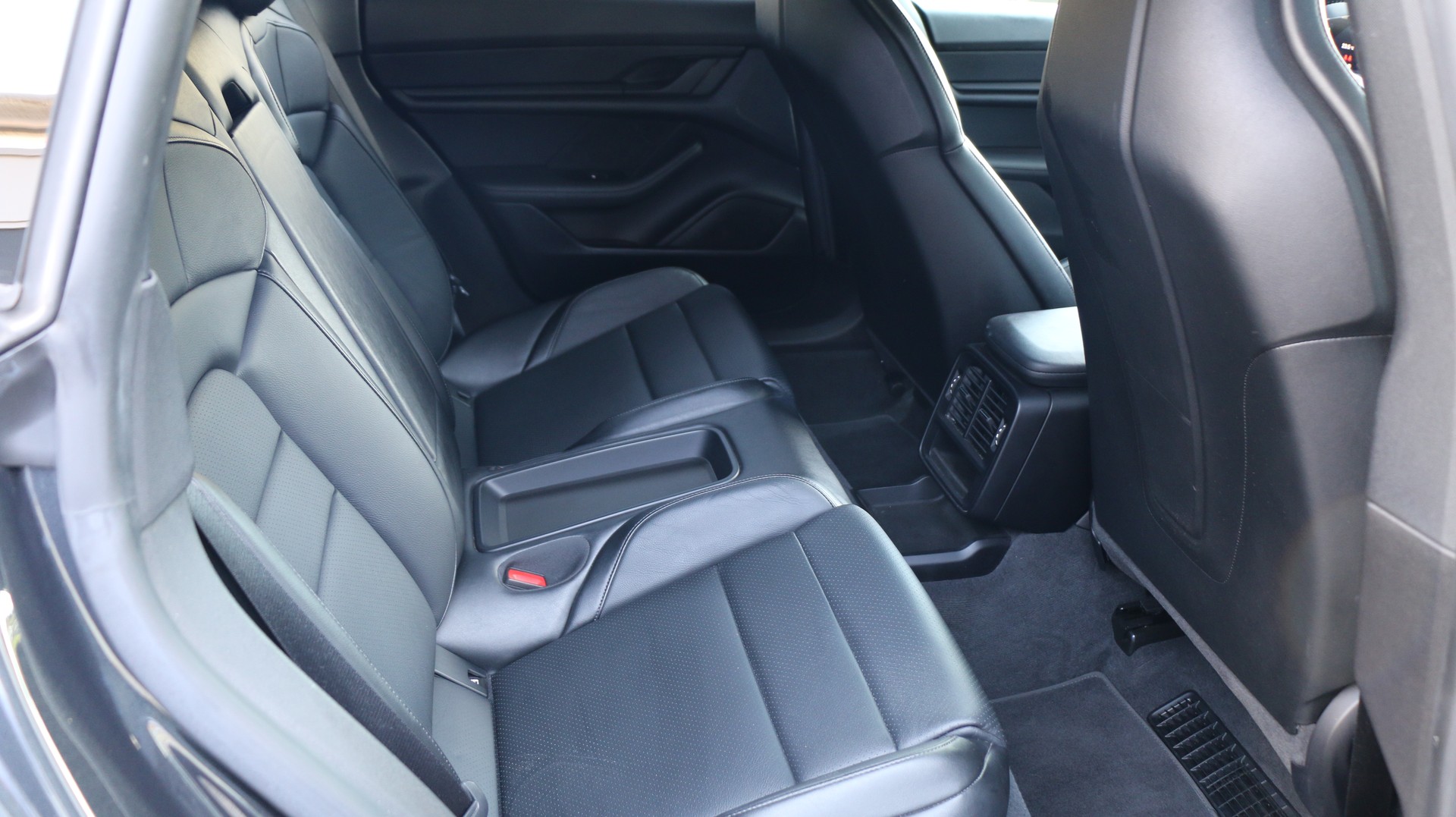 PORSCHE Taycan 4 Cross Turismo-image-9