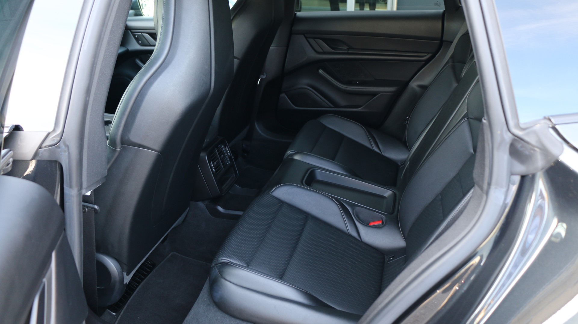 PORSCHE Taycan 4 Cross Turismo-image-11