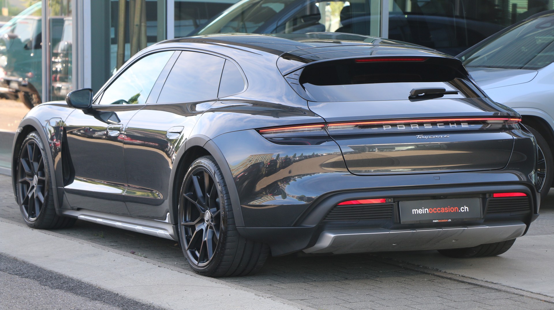 PORSCHE Taycan 4 Cross Turismo-image-3