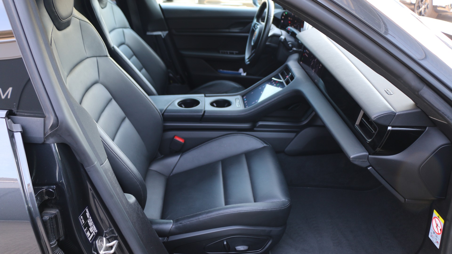 PORSCHE Taycan 4 Cross Turismo-image-8