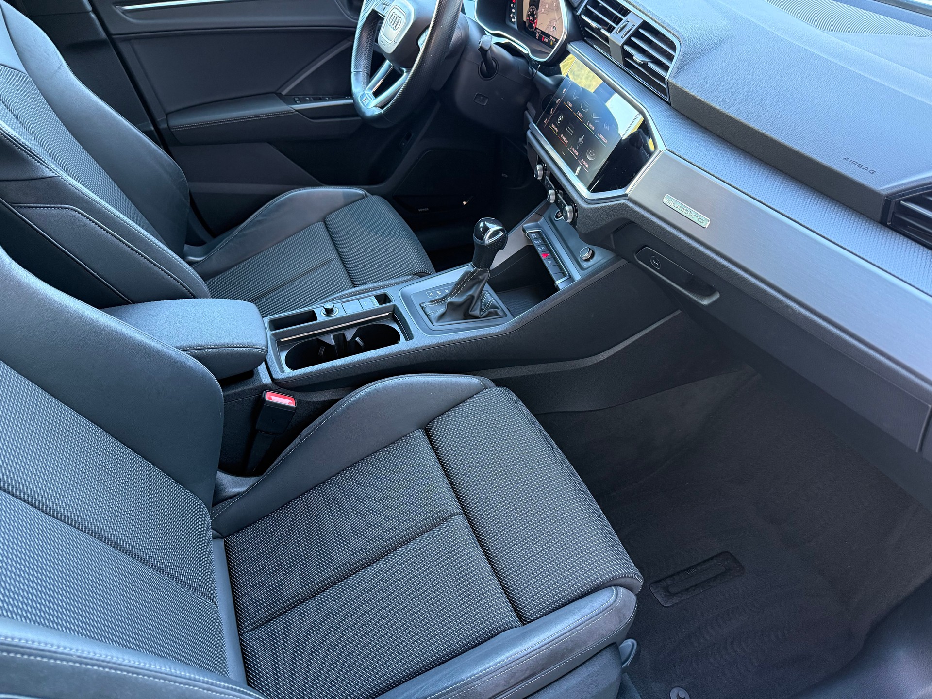 AUDI Q3 Sportback 45 TFSI S line quattro S-tronic-image-9