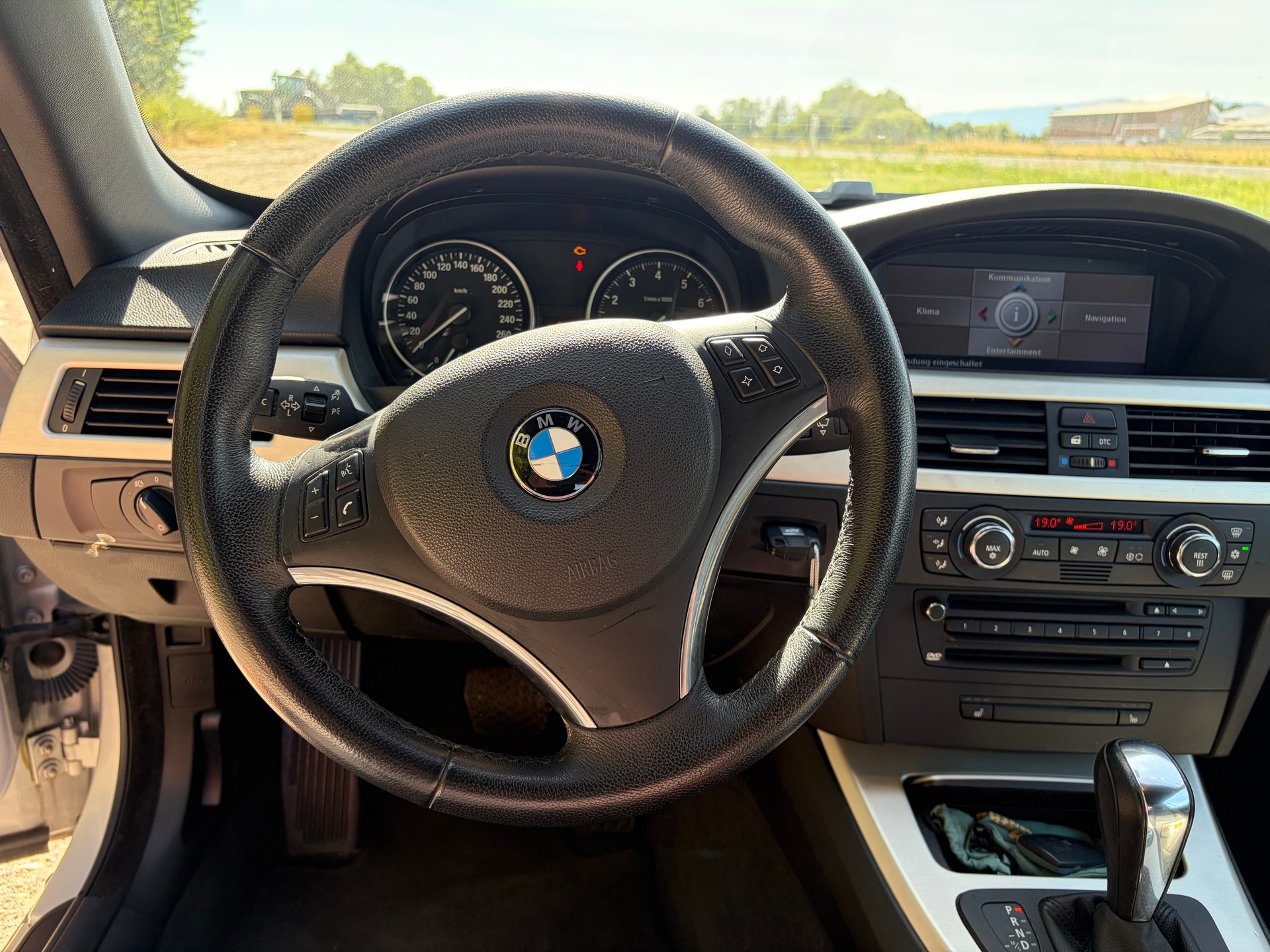BMW 325i-image-2