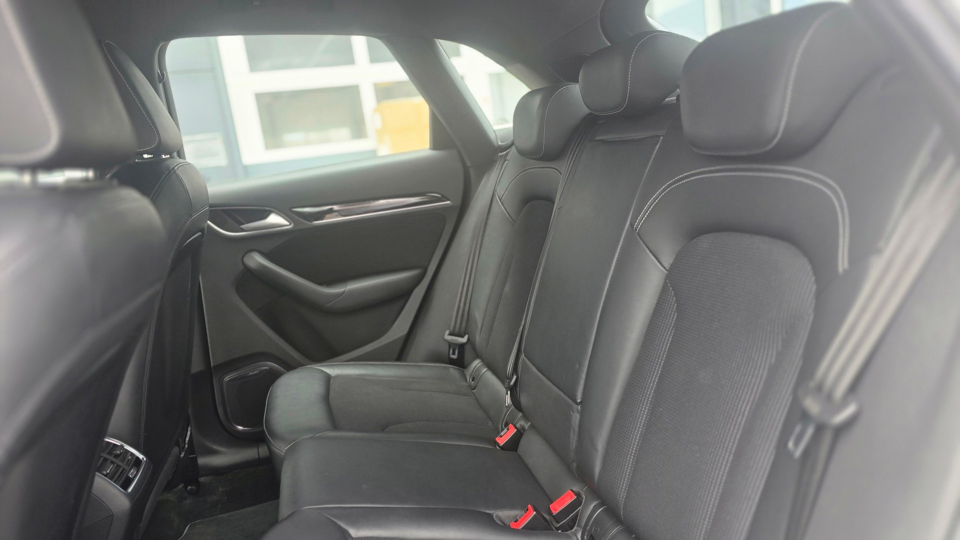 AUDI Q3 2.0 TFSI design quattro S-tronic-image-7