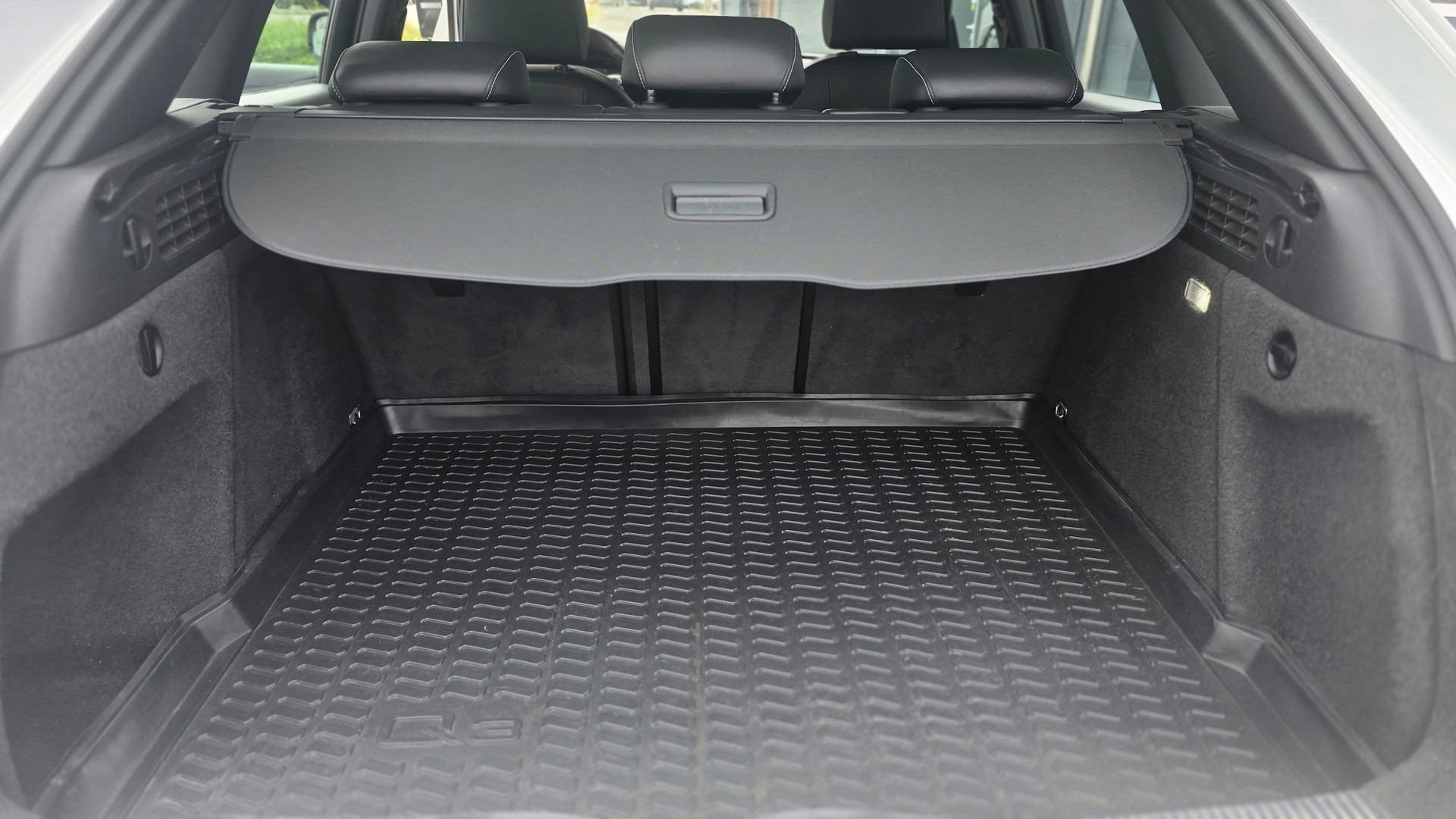 AUDI Q3 2.0 TFSI design quattro S-tronic-image-8