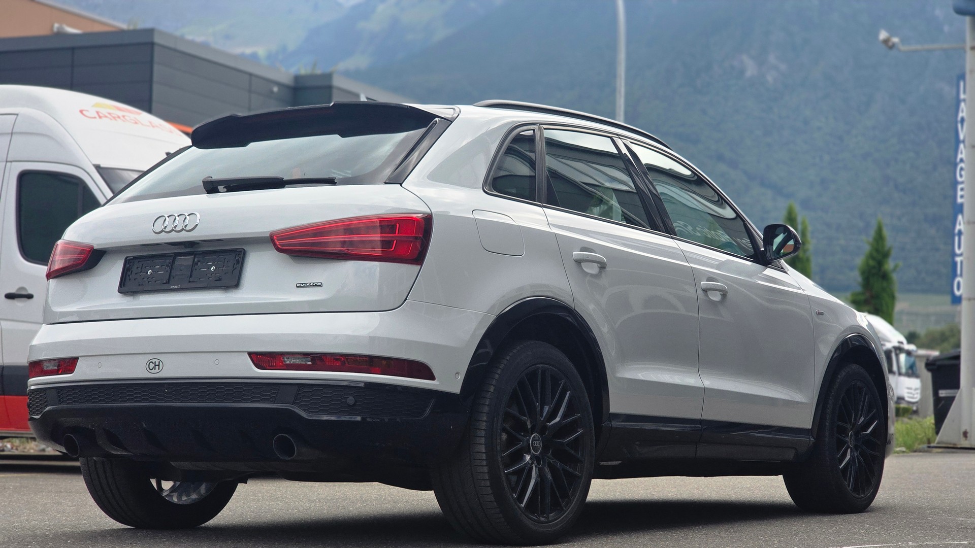 AUDI Q3 2.0 TFSI design quattro S-tronic-image-3