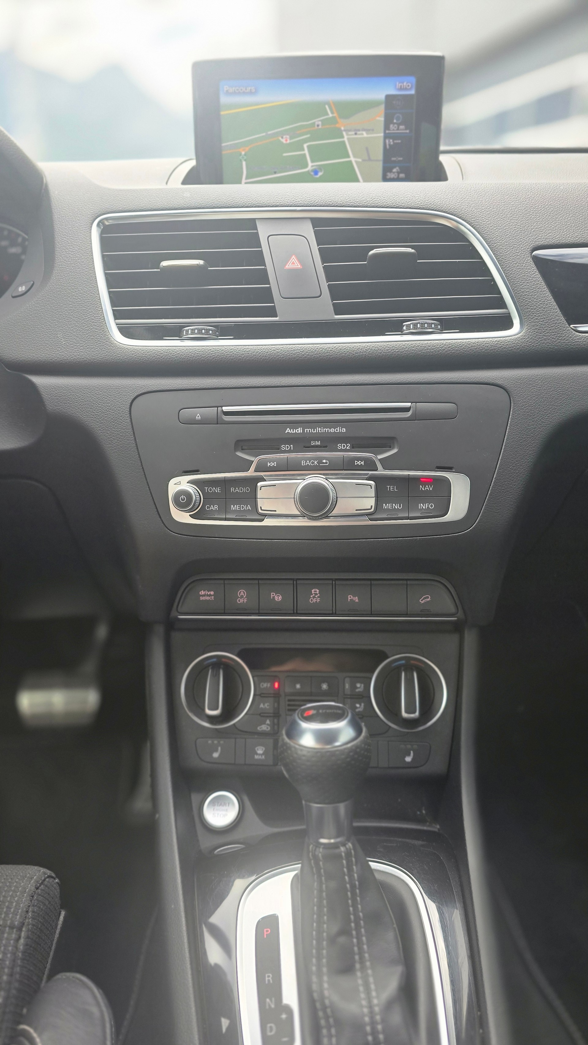 AUDI Q3 2.0 TFSI design quattro S-tronic-image-10
