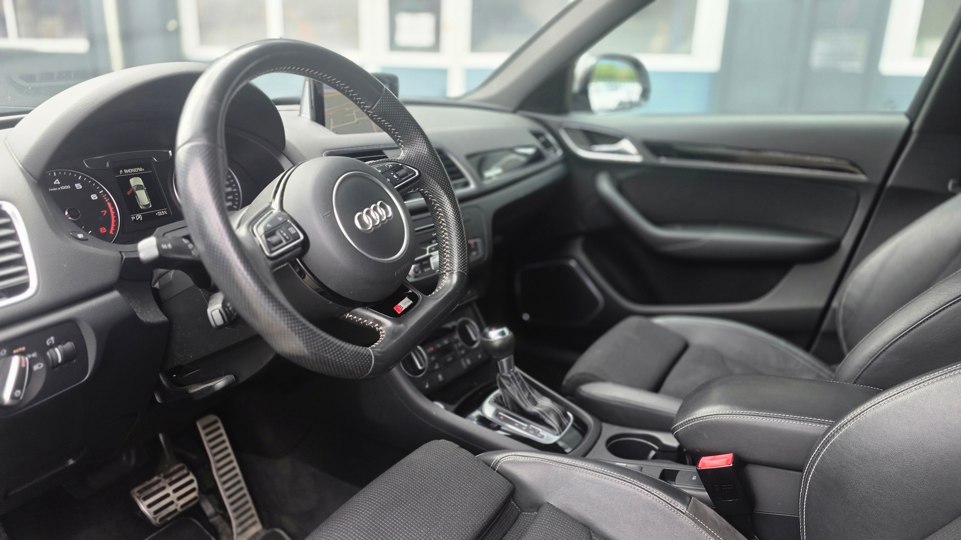 AUDI Q3 2.0 TFSI design quattro S-tronic-image-6