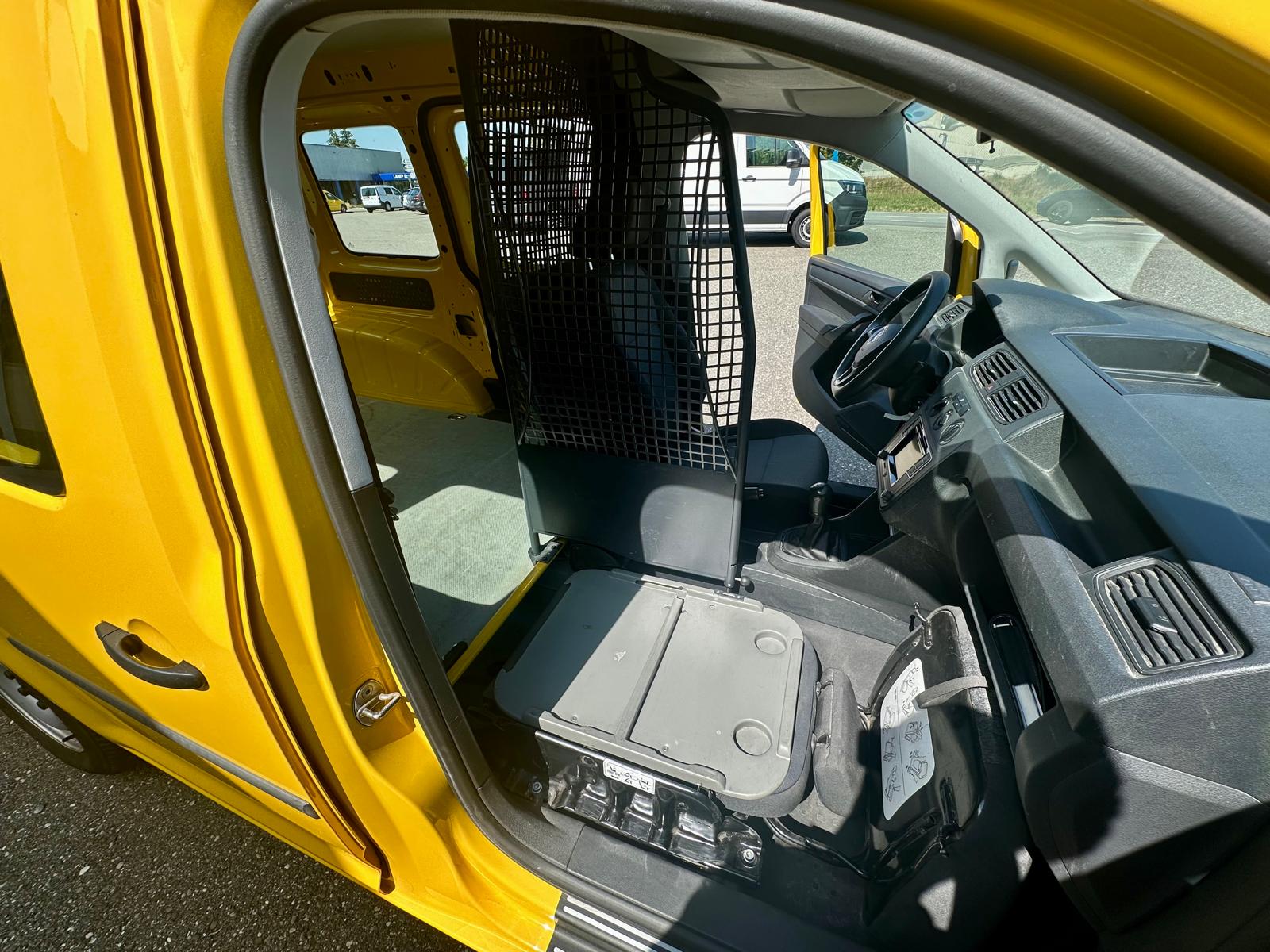 VW Caddy 1.0 TSI BlueMotion Technology-image-14