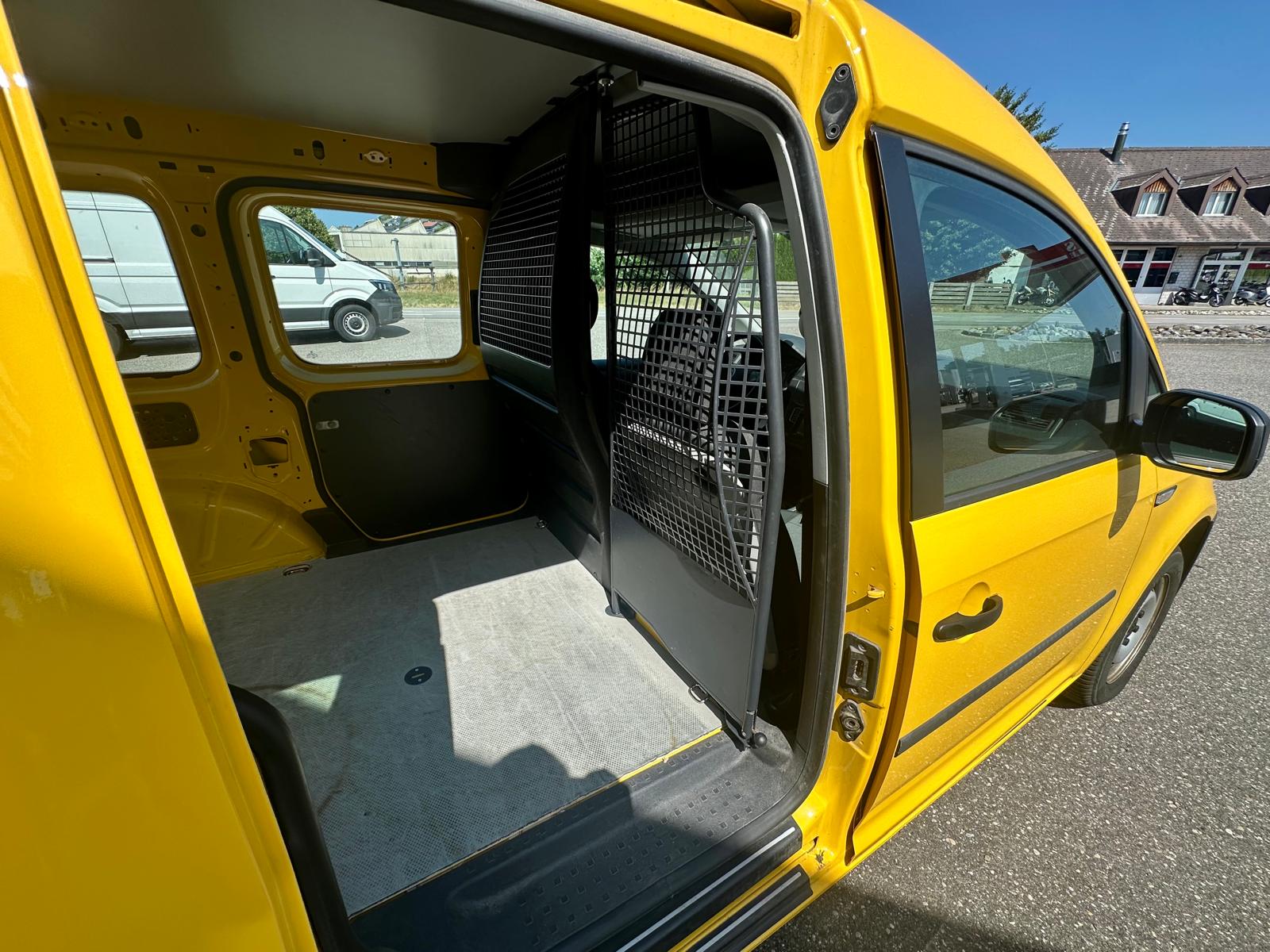VW Caddy 1.0 TSI BlueMotion Technology-image-17