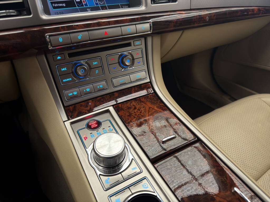 JAGUAR XF 3.0 V6 D S Premium Luxury-image-12