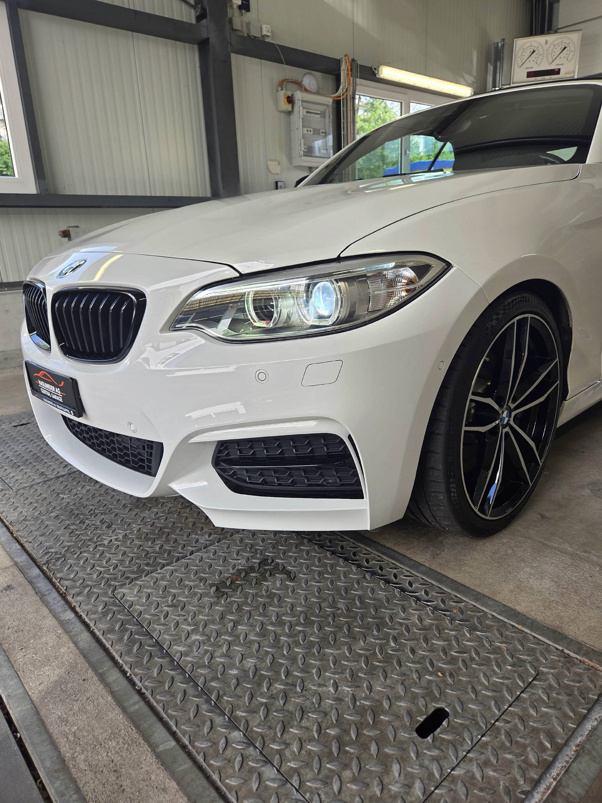 BMW M235i xDrive SAG Cabrio-image-13