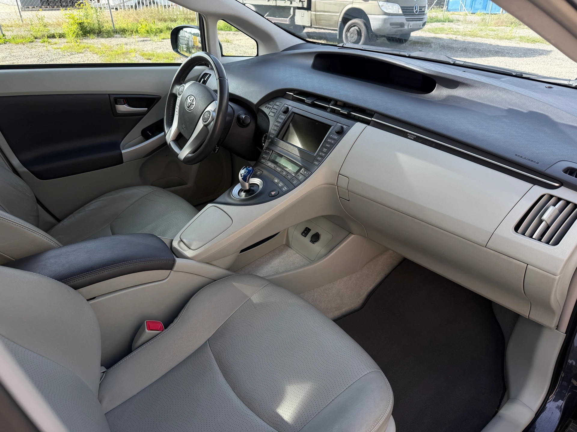 TOYOTA Prius 1.8 16V HSD Sol Premium | Frisch MFK | Leder | Solar Schiebedach-image-9