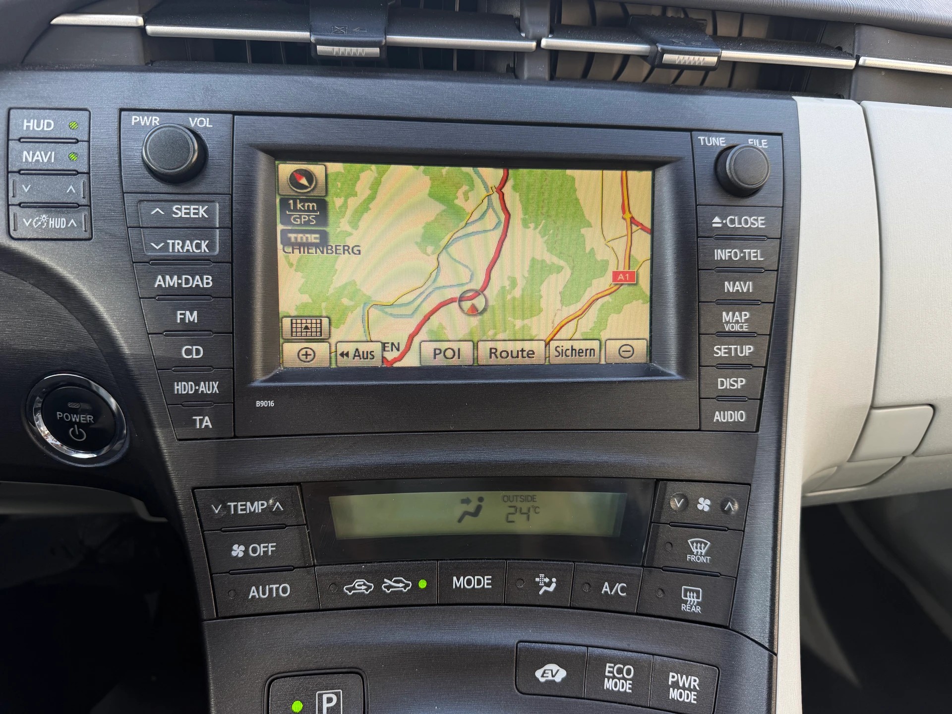 TOYOTA Prius 1.8 16V HSD Sol Premium | Frisch MFK | Leder | Solar Schiebedach-image-16