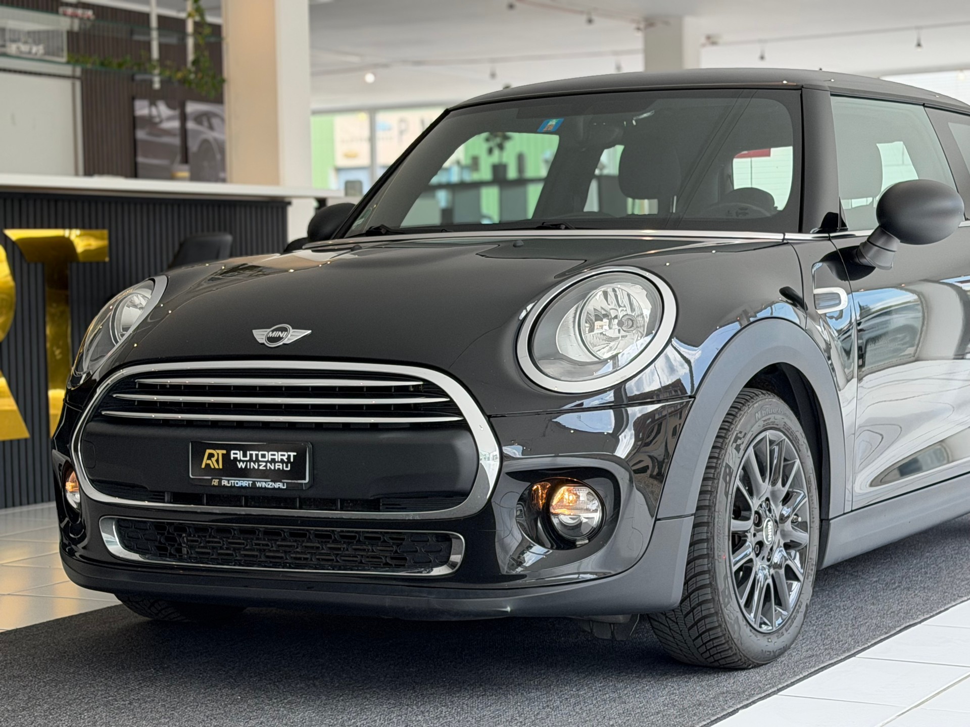 MINI One **ab MFK**-showroom-element-1