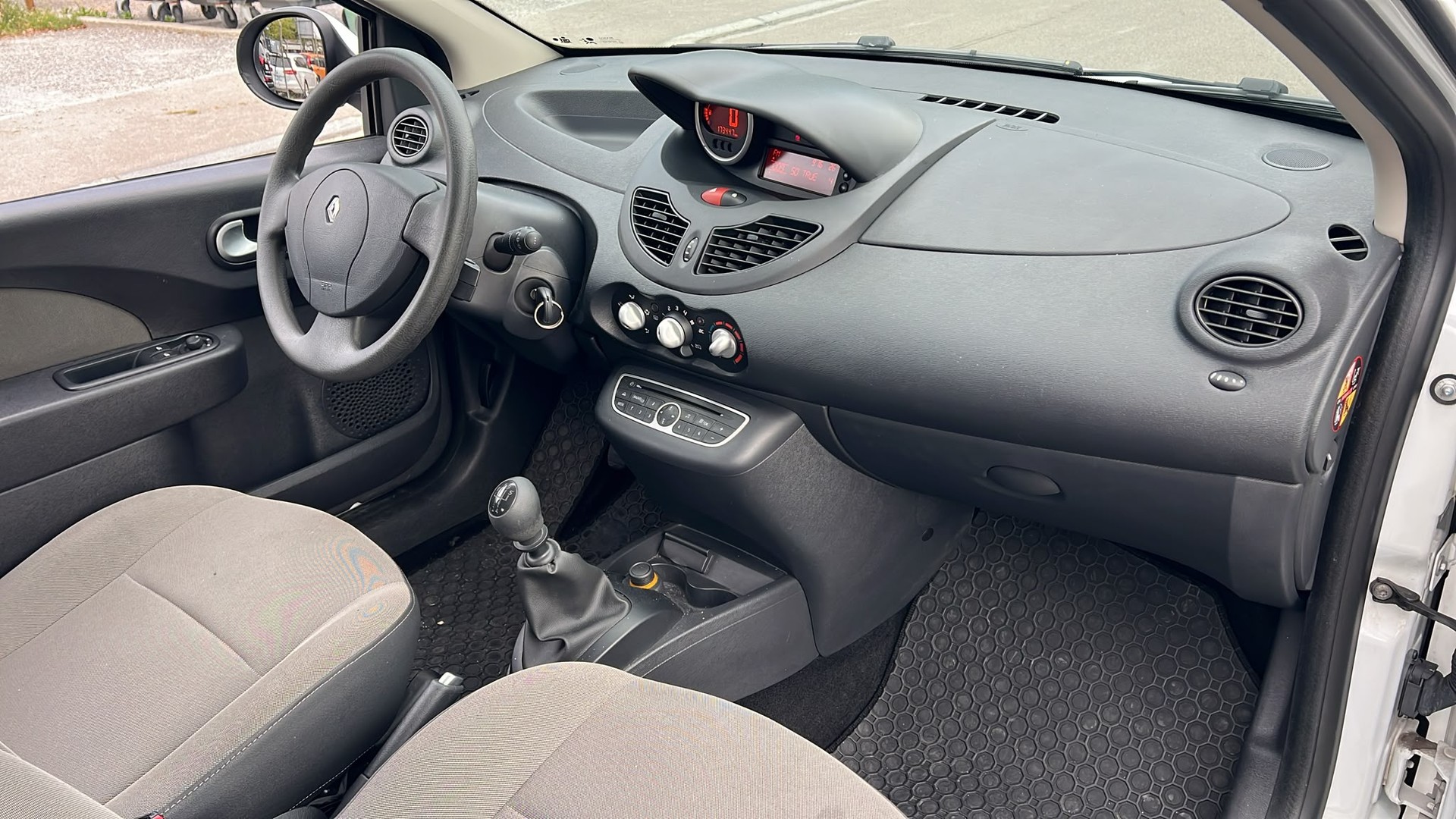 RENAULT Twingo 1.2 Authentique-image-10