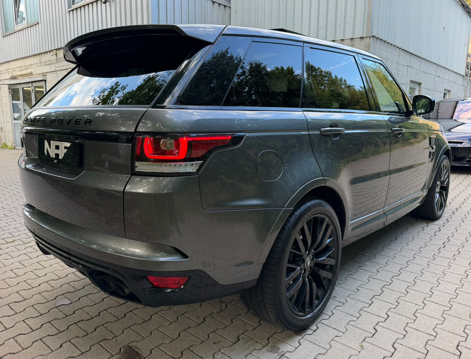 LAND ROVER Range Rover Sport 5.0 V8 SVR-image-4