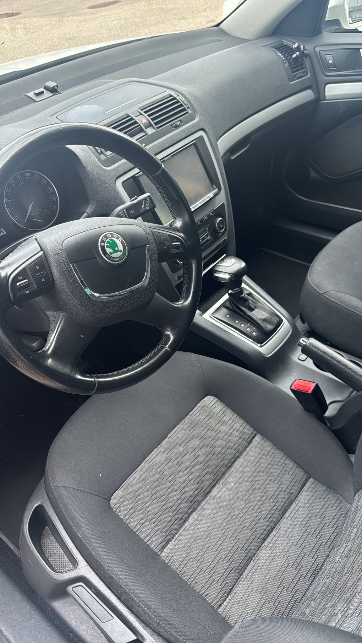 SKODA Octavia Combi 2.0 TDI Elegance 4x4 DSG-image-4