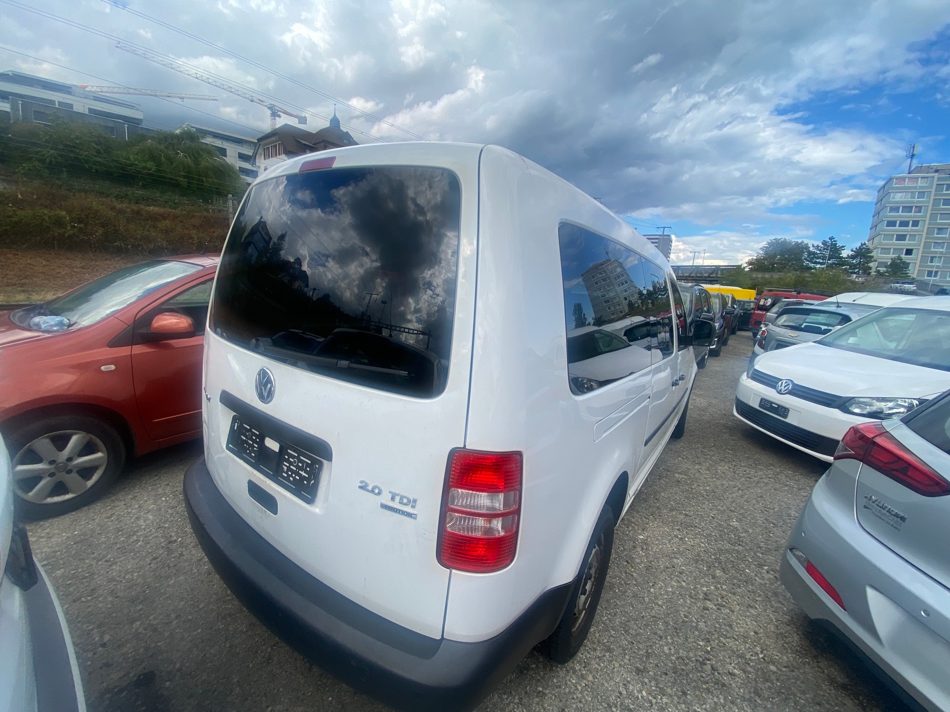 VW Caddy Maxi 2.0 TDI 4Motion-image-1