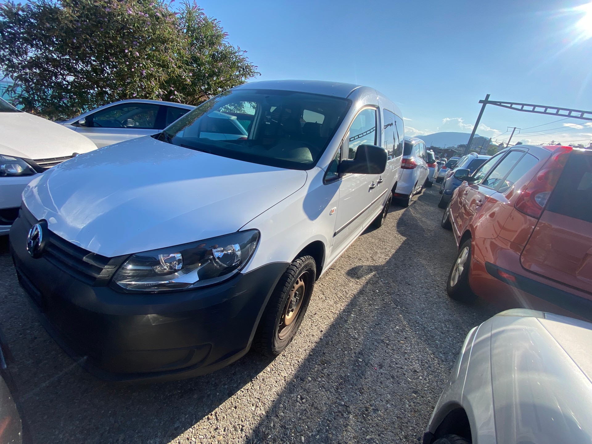 VW Caddy Maxi 2.0 TDI 4Motion-image-2