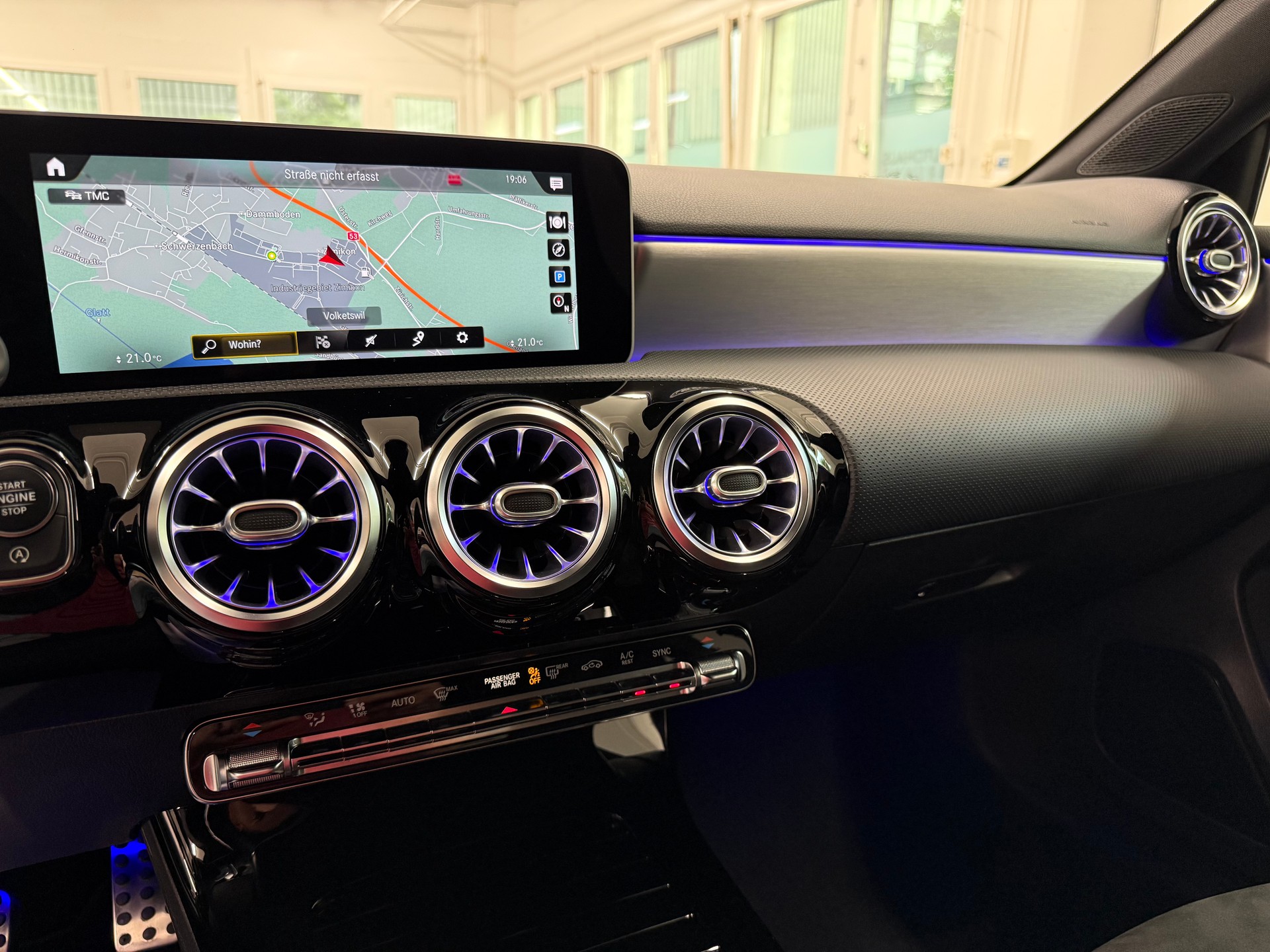 MERCEDES-BENZ A 180 AMG Line 7G-DCT-image-17