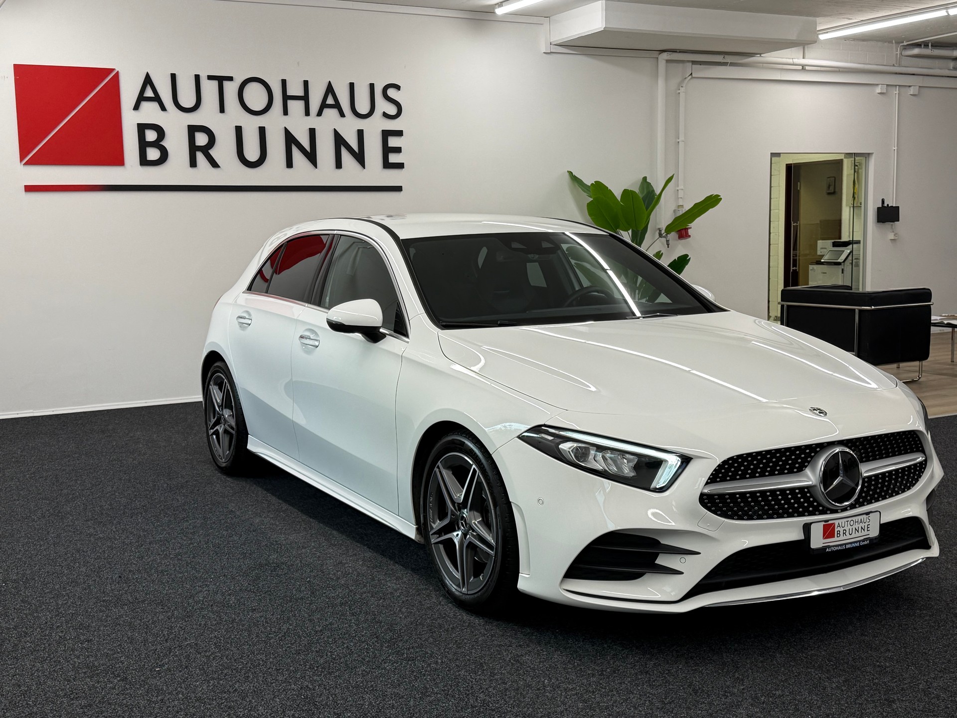 MERCEDES-BENZ A 180 AMG Line 7G-DCT-image-2