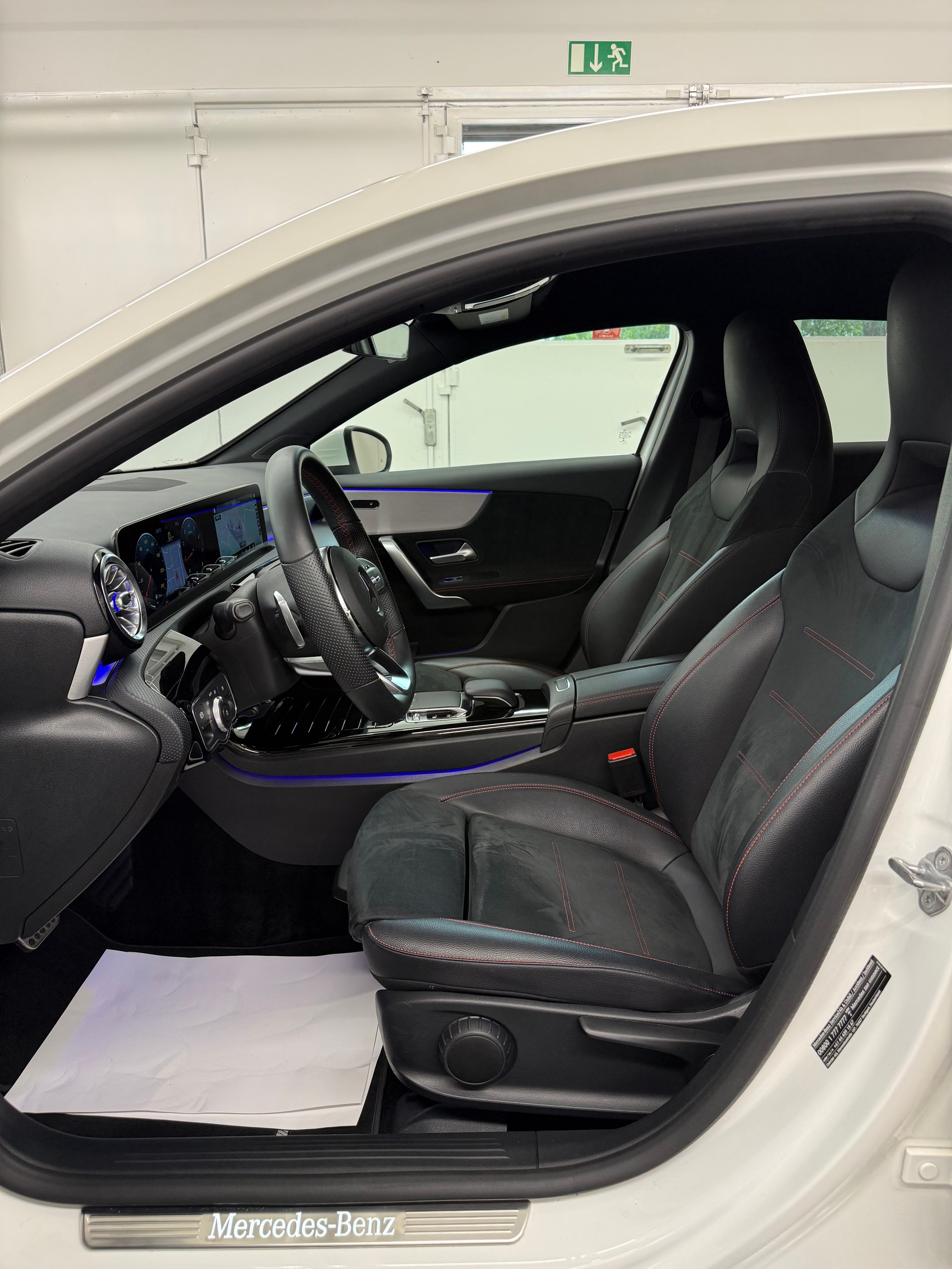 MERCEDES-BENZ A 180 AMG Line 7G-DCT-image-18