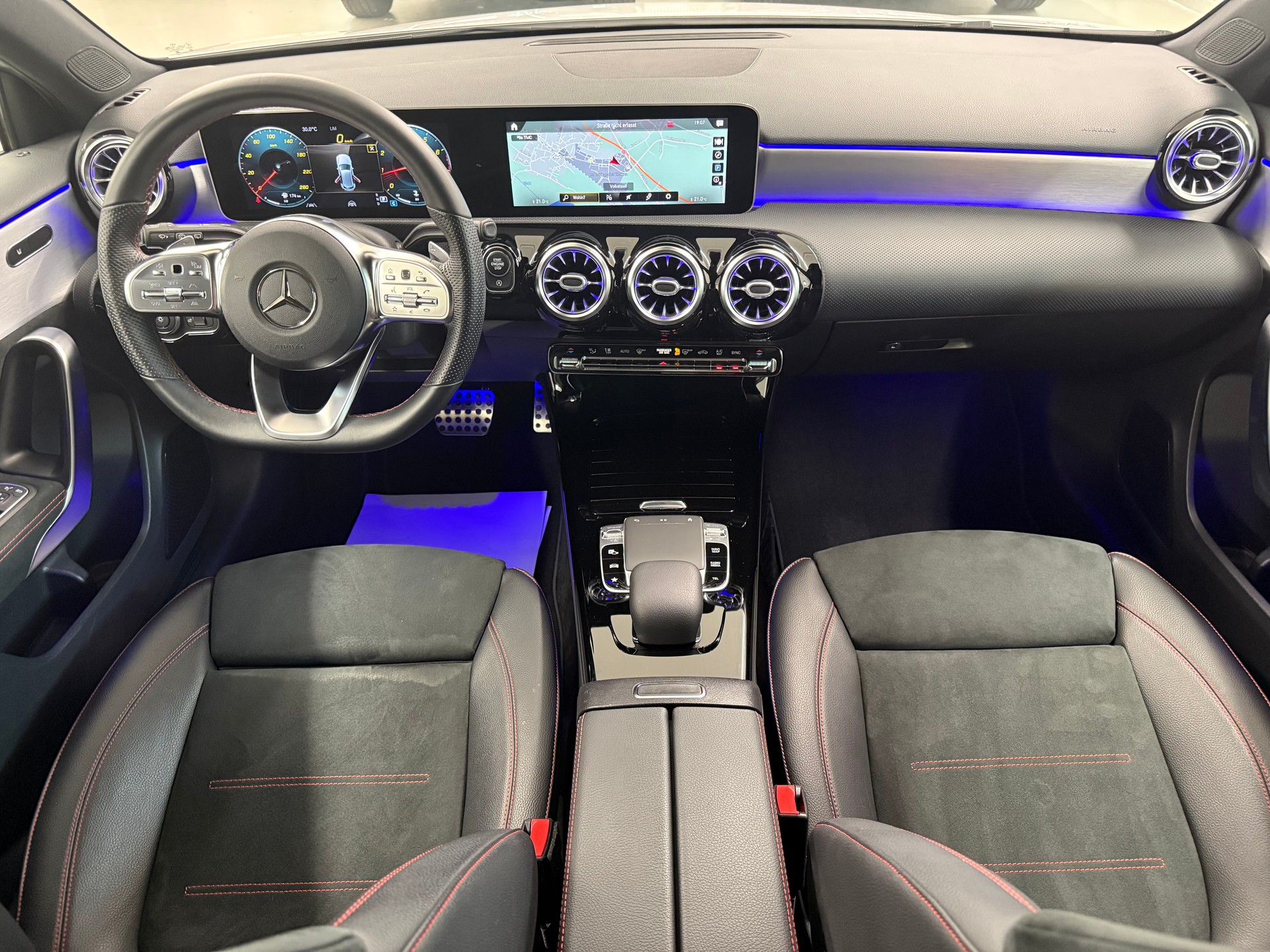 MERCEDES-BENZ A 180 AMG Line 7G-DCT-image-15