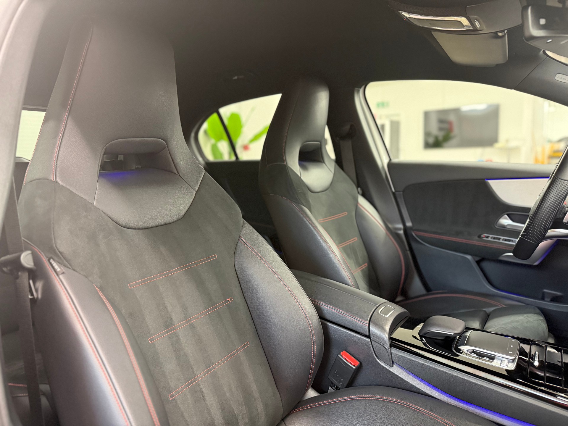MERCEDES-BENZ A 180 AMG Line 7G-DCT-image-22