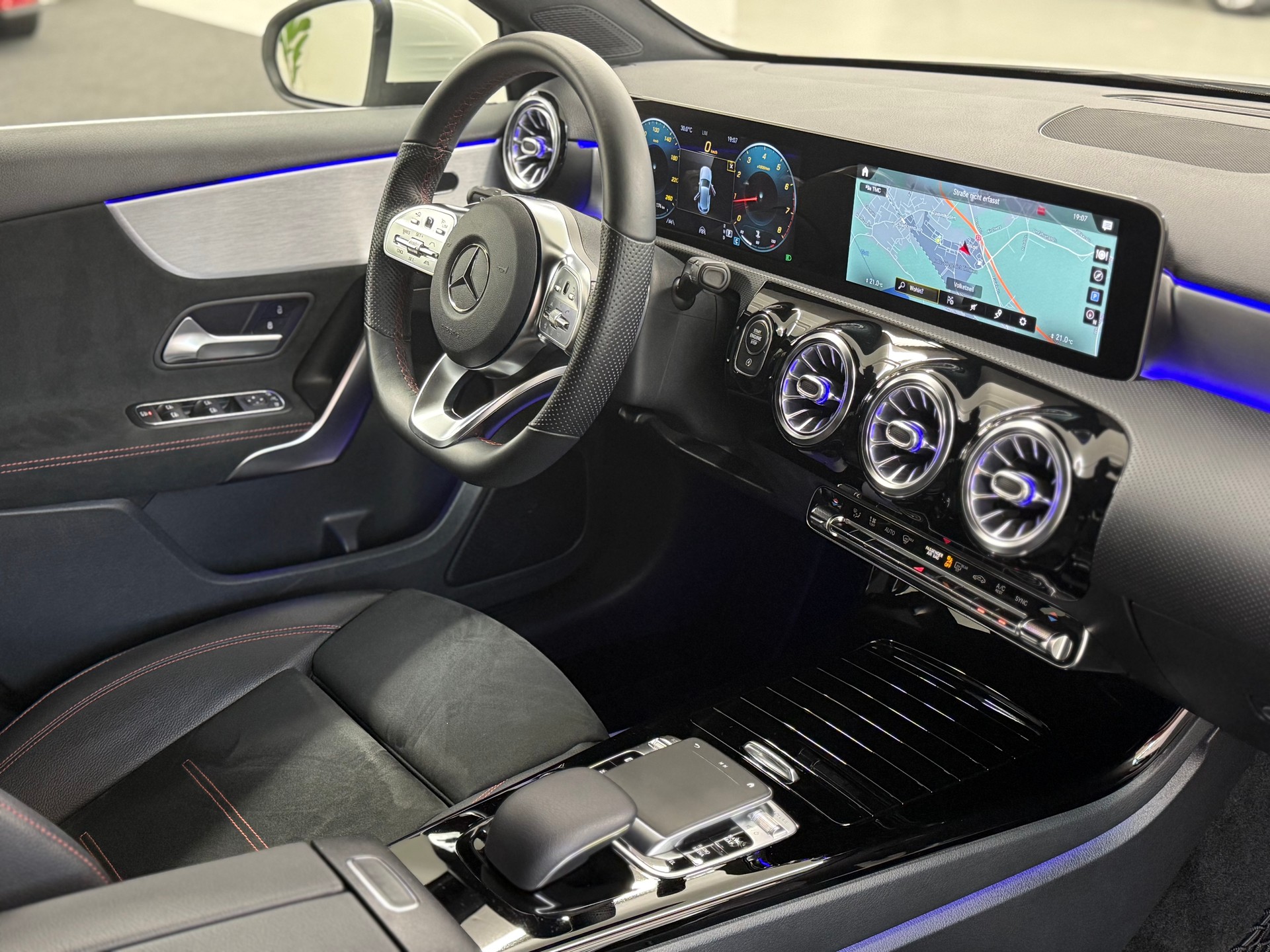 MERCEDES-BENZ A 180 AMG Line 7G-DCT-image-16
