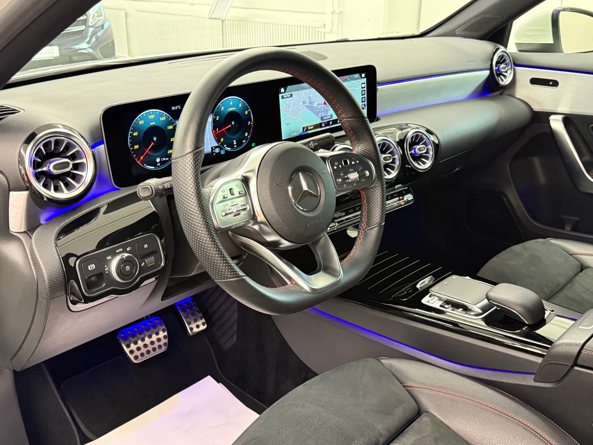 MERCEDES-BENZ A 180 AMG Line 7G-DCT-image-14