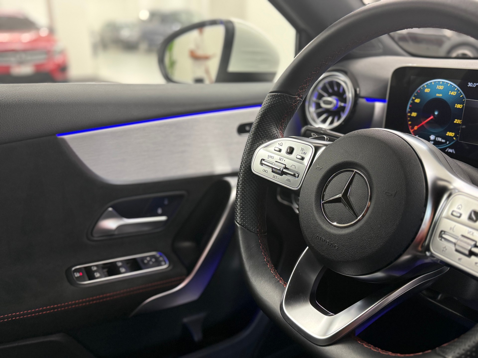 MERCEDES-BENZ A 180 AMG Line 7G-DCT-image-26