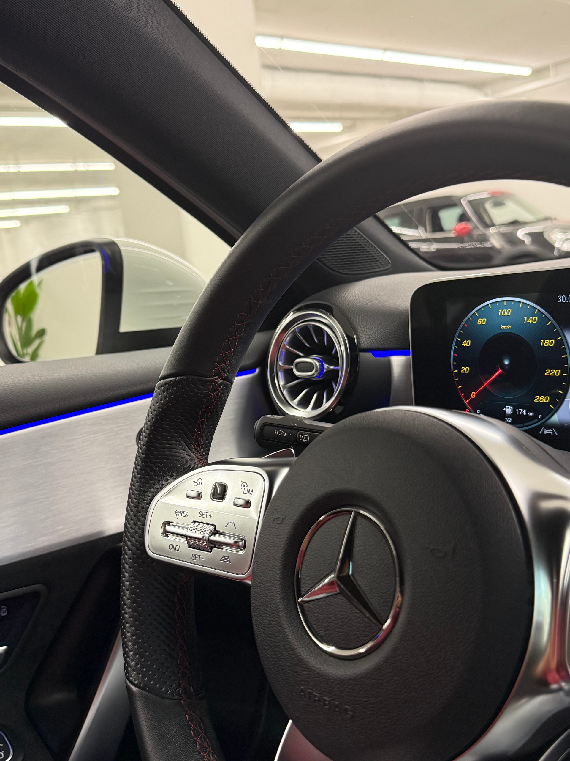 MERCEDES-BENZ A 180 AMG Line 7G-DCT-image-28