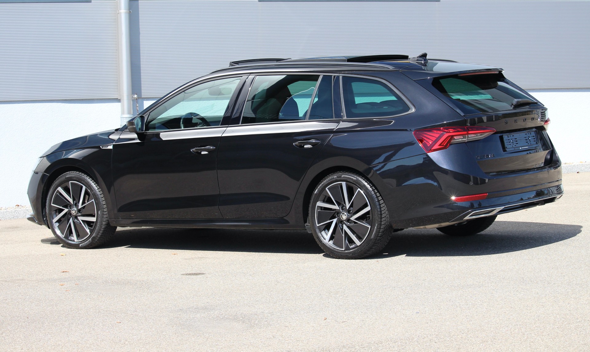 SKODA Octavia Combi 2.0 TSI SportLine DSG 4x4 190PS °Panorama-Glasdach °Standheizung °CH-Fahrzeug-image-8