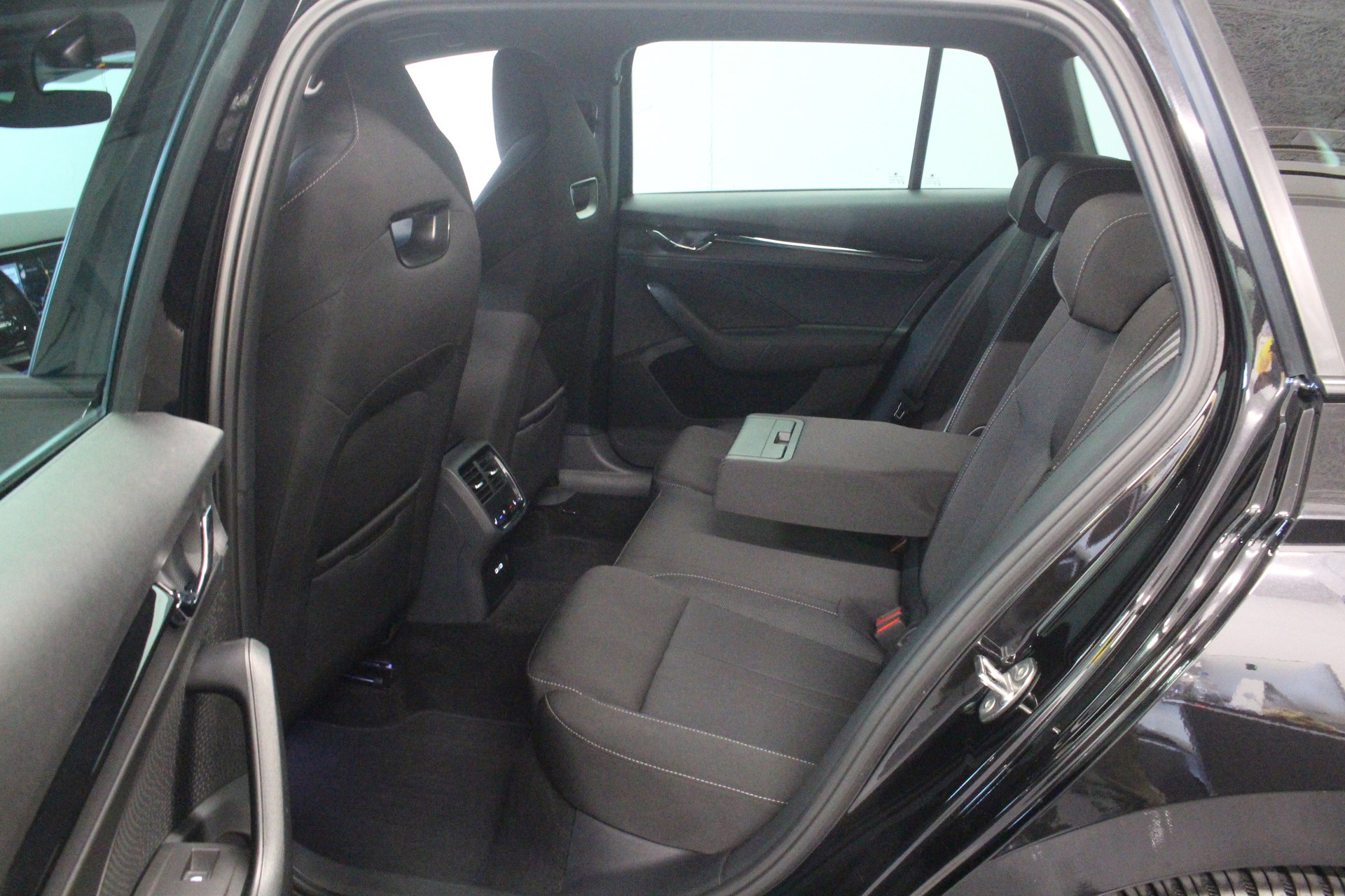 SKODA Octavia Combi 2.0 TSI SportLine DSG 4x4 190PS °Panorama-Glasdach °Standheizung °CH-Fahrzeug-image-12