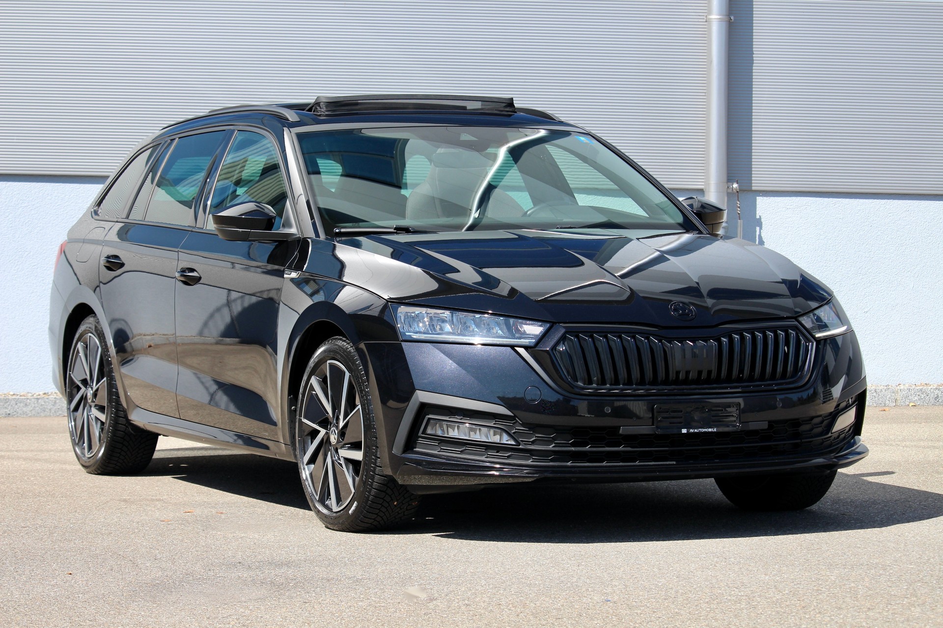 SKODA Octavia Combi 2.0 TSI SportLine DSG 4x4 190PS °Panorama-Glasdach °Standheizung °CH-Fahrzeug-image-0