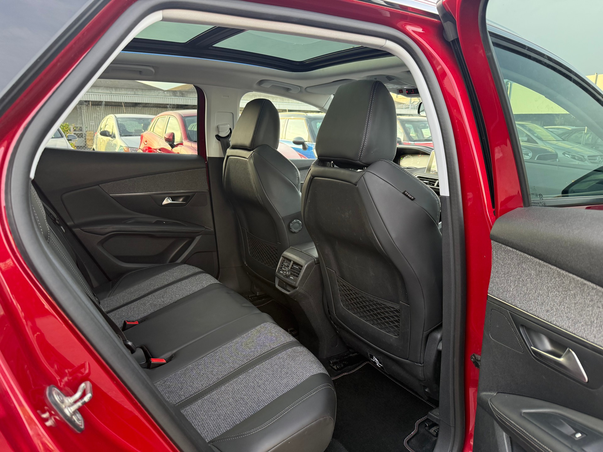 PEUGEOT 3008 1.6 THP Allure EAT / Frisch ab MFK / 1 Jahr Garantie / AHK / Rückfahrkamera / Apple Carplay / Navi-image-13
