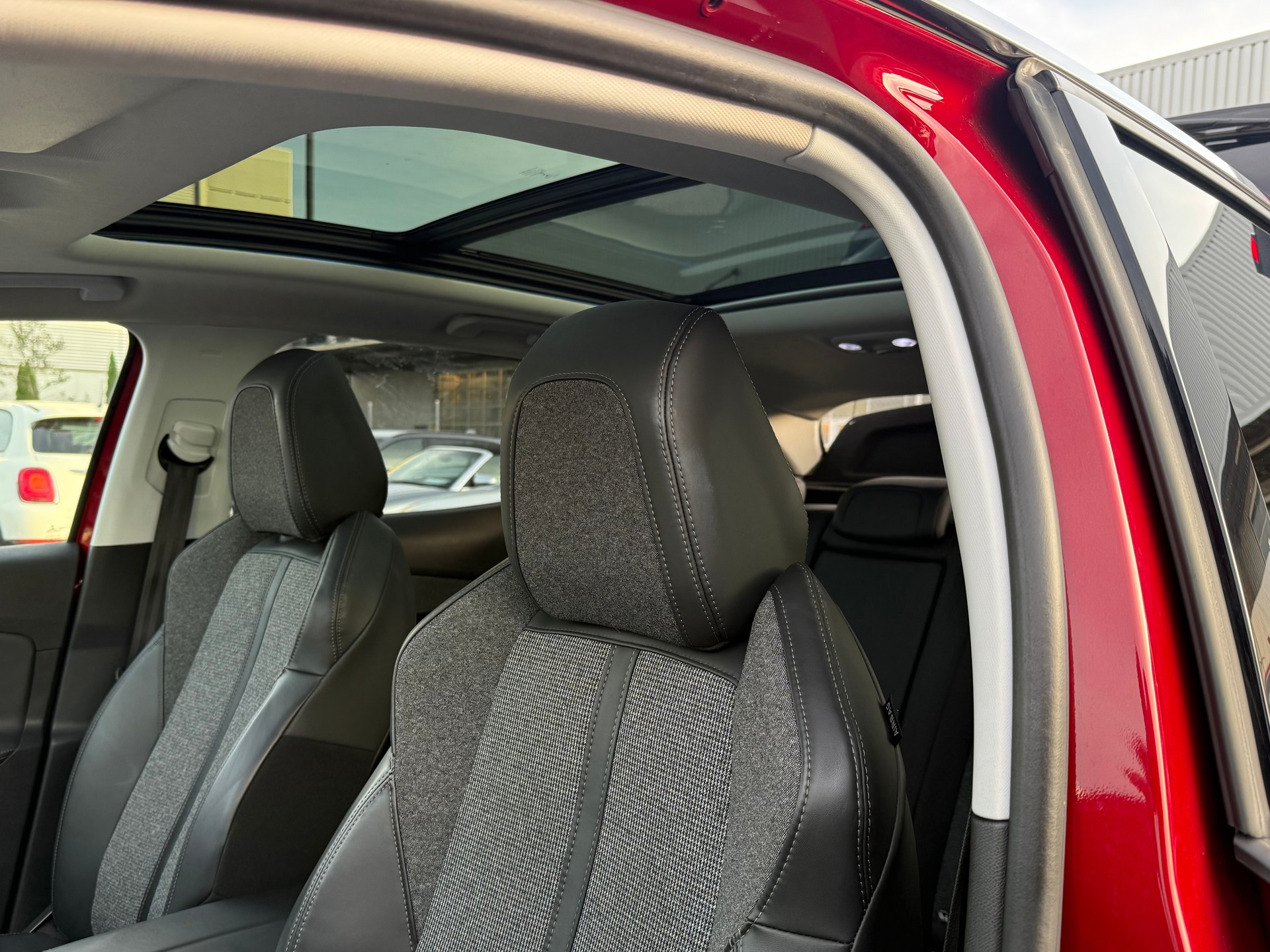 PEUGEOT 3008 1.6 THP Allure EAT / Frisch ab MFK / 1 Jahr Garantie / AHK / Rückfahrkamera / Apple Carplay / Navi-image-12