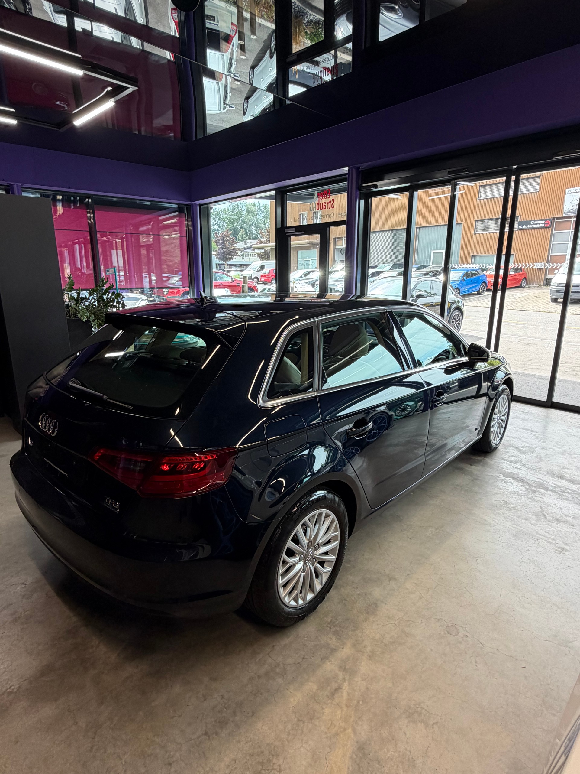 AUDI A3 Sportback 1.8 TFSI Ambiente quattro S-tronic-image-2