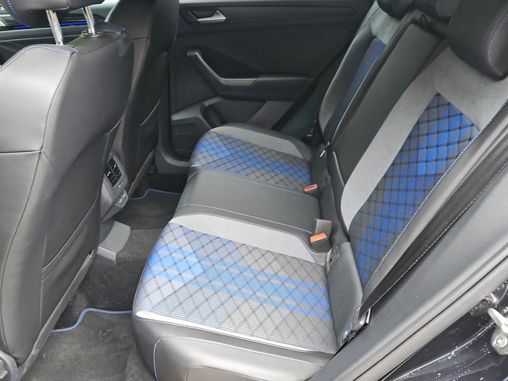 VW T-Roc 2.0 TSI R DSG 4Motion-image-10