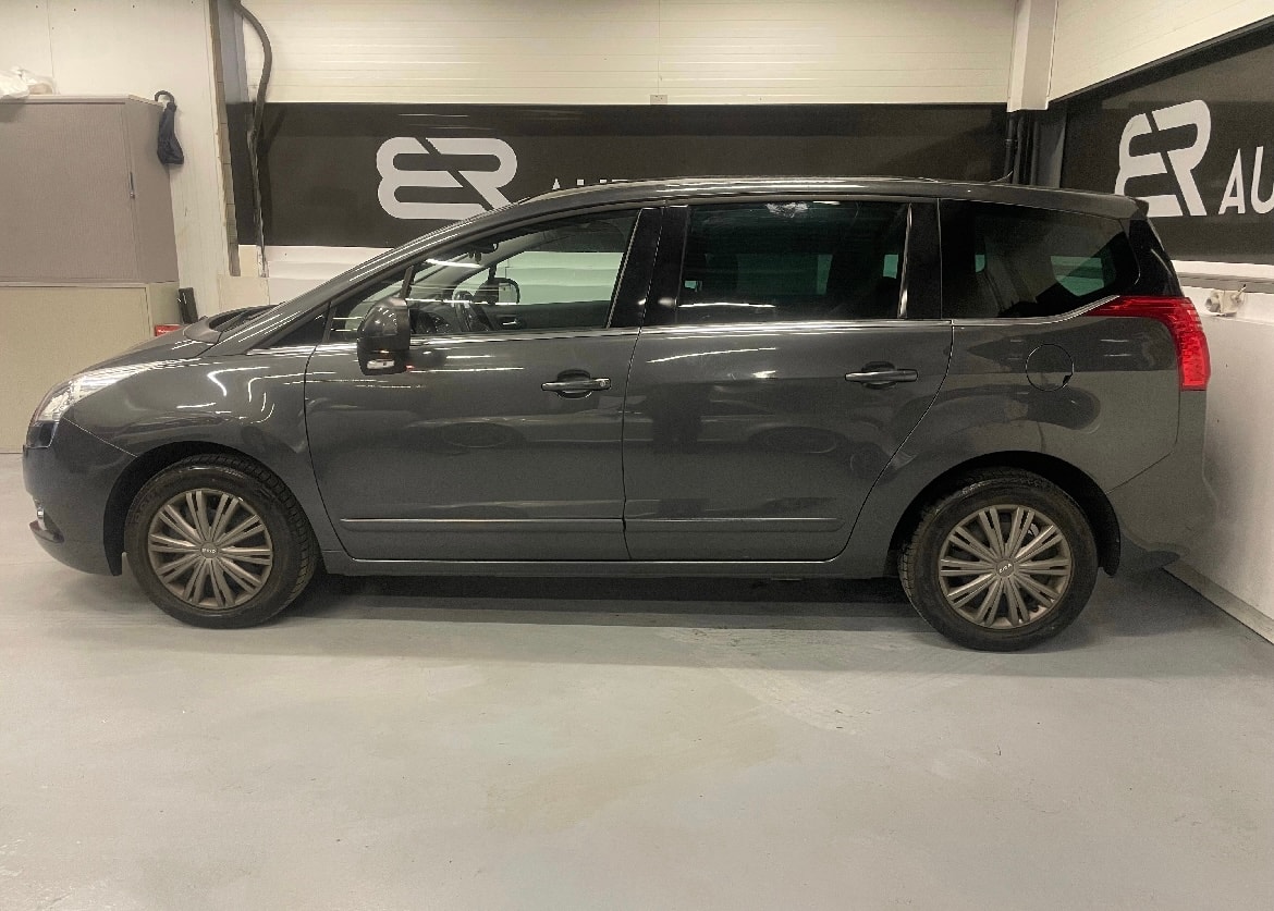 PEUGEOT 5008 1.6 16V T Sport Pack. 7-Plätze-image-5