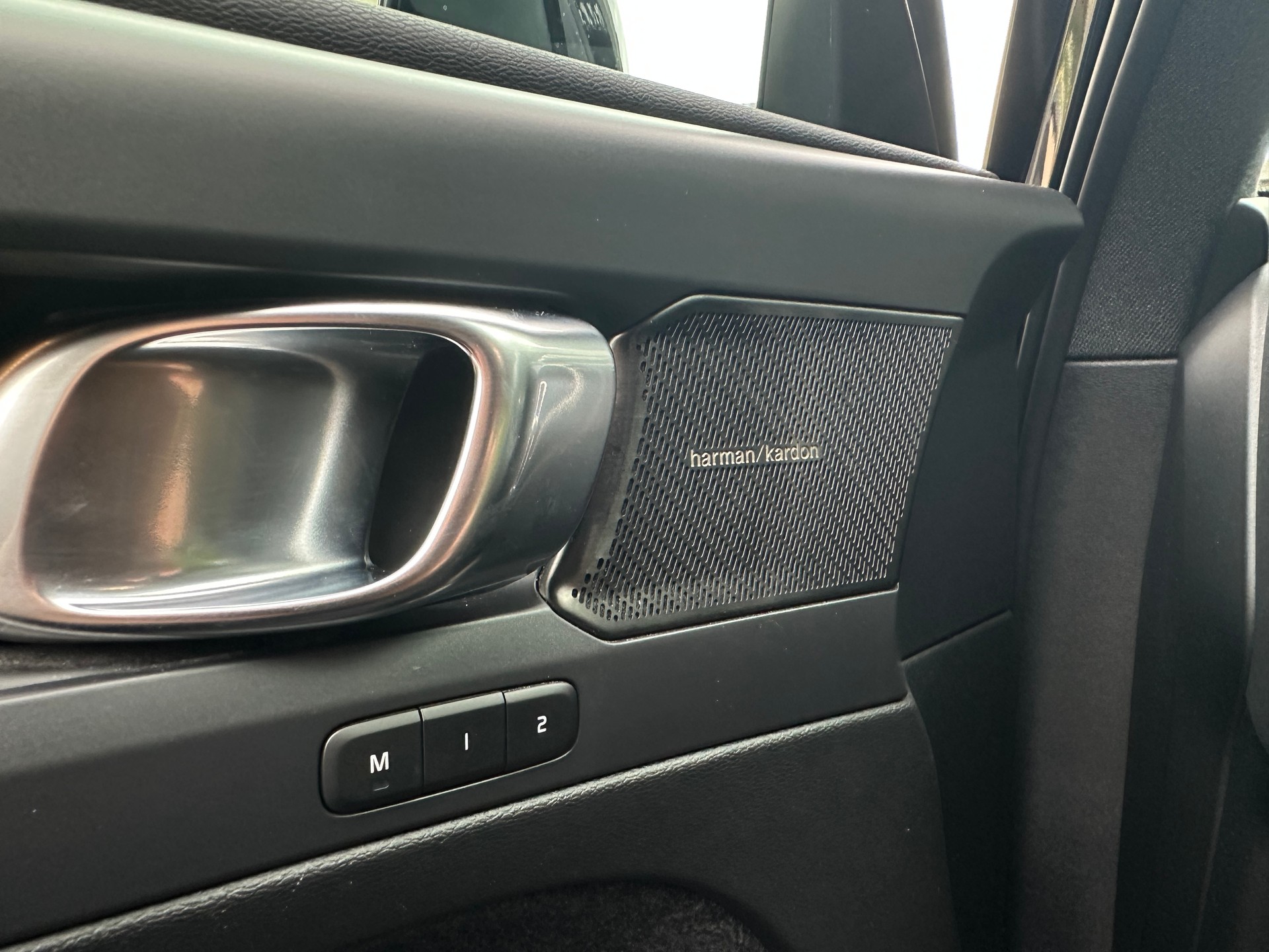 VOLVO XC40 Recharge P6 Ultimate FWD-image-17