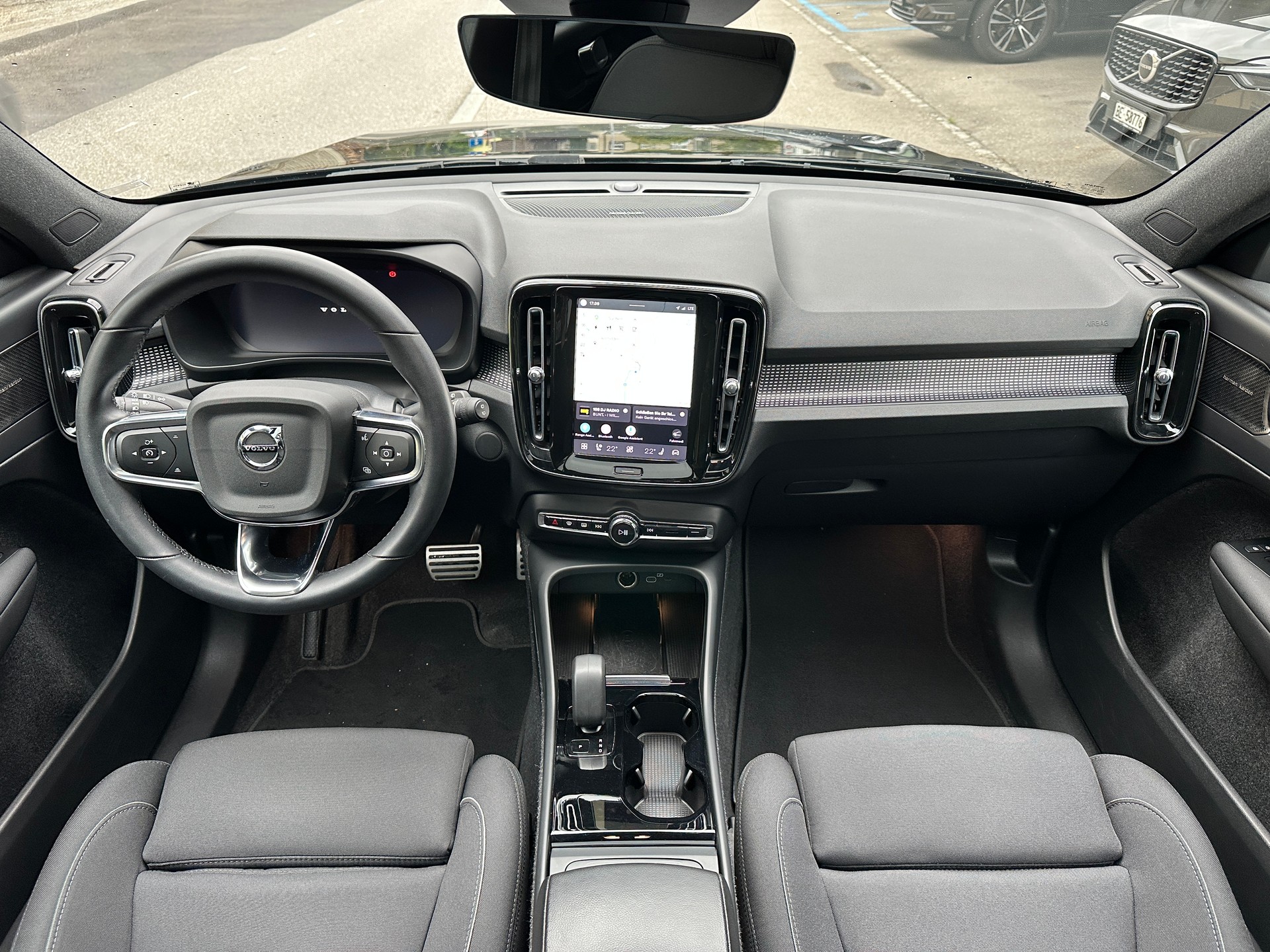 VOLVO XC40 Recharge P6 Ultimate FWD-image-7
