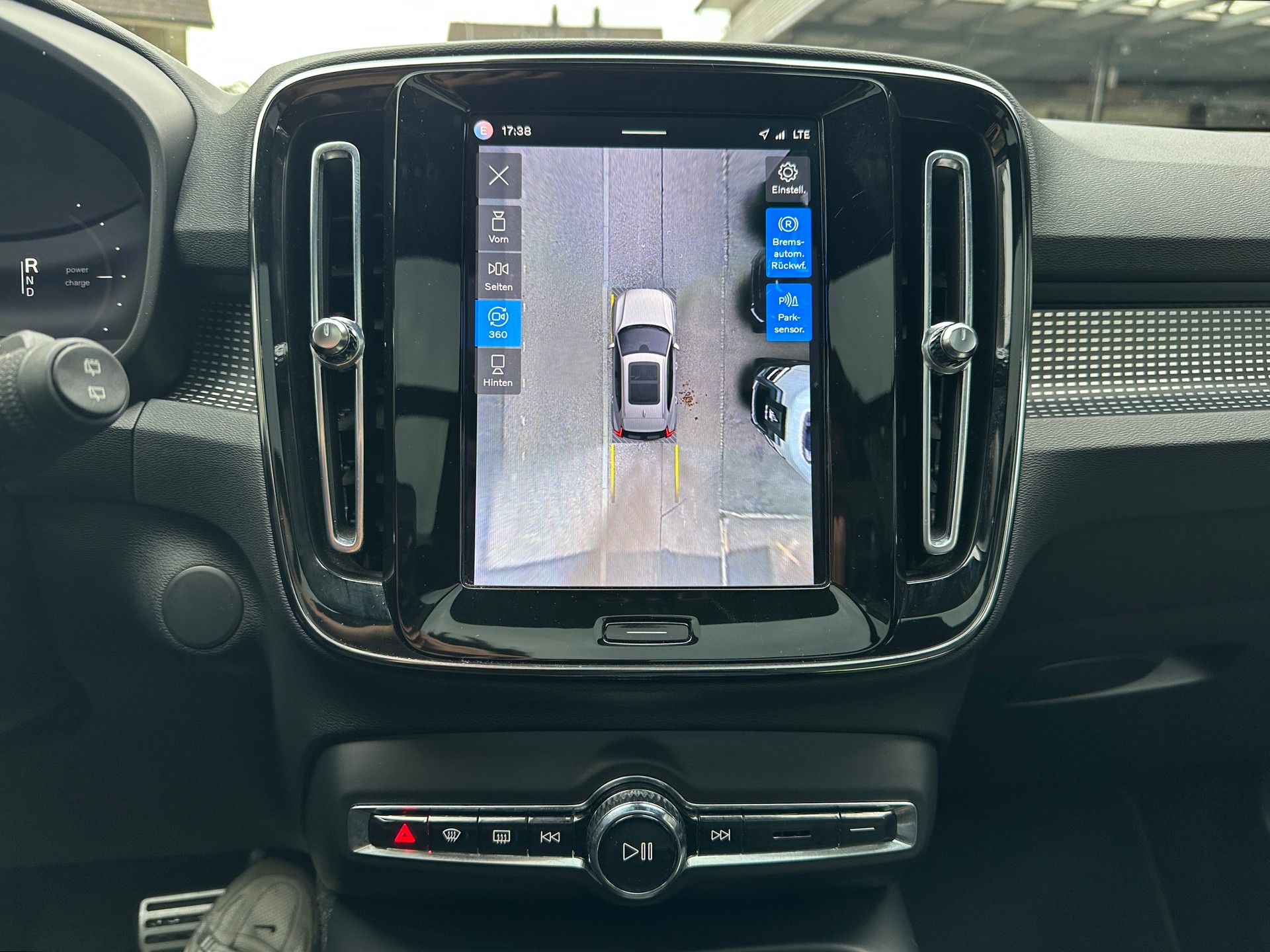 VOLVO XC40 Recharge P6 Ultimate FWD-image-8