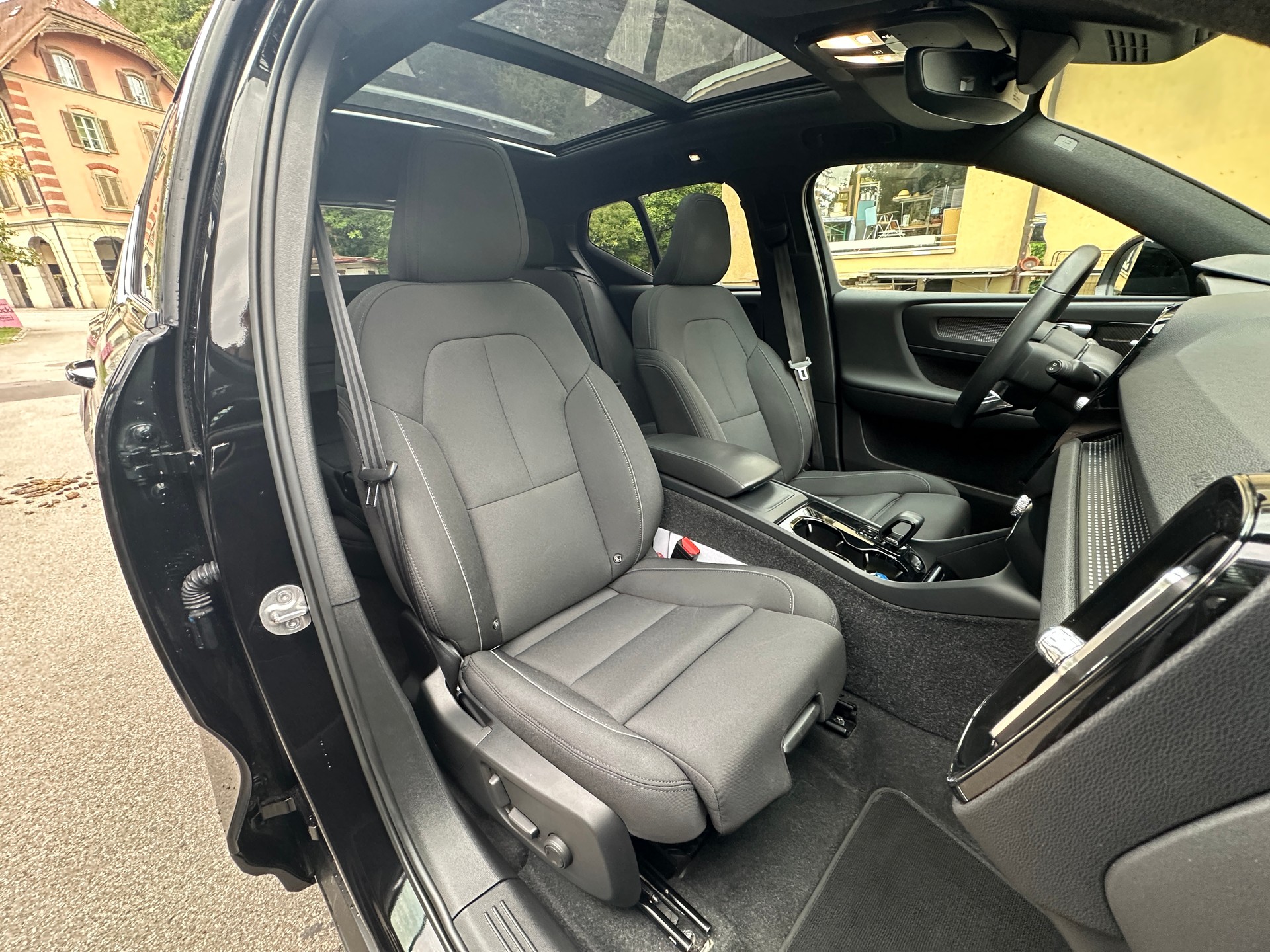 VOLVO XC40 Recharge P6 Ultimate FWD-image-11