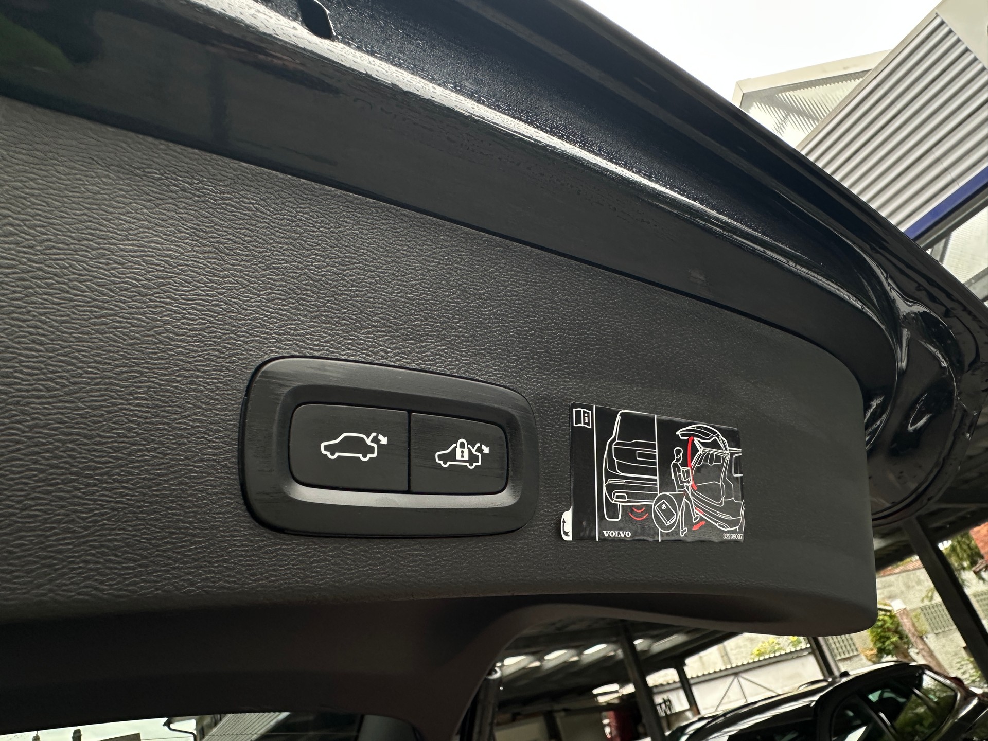 VOLVO XC40 Recharge P6 Ultimate FWD-image-15