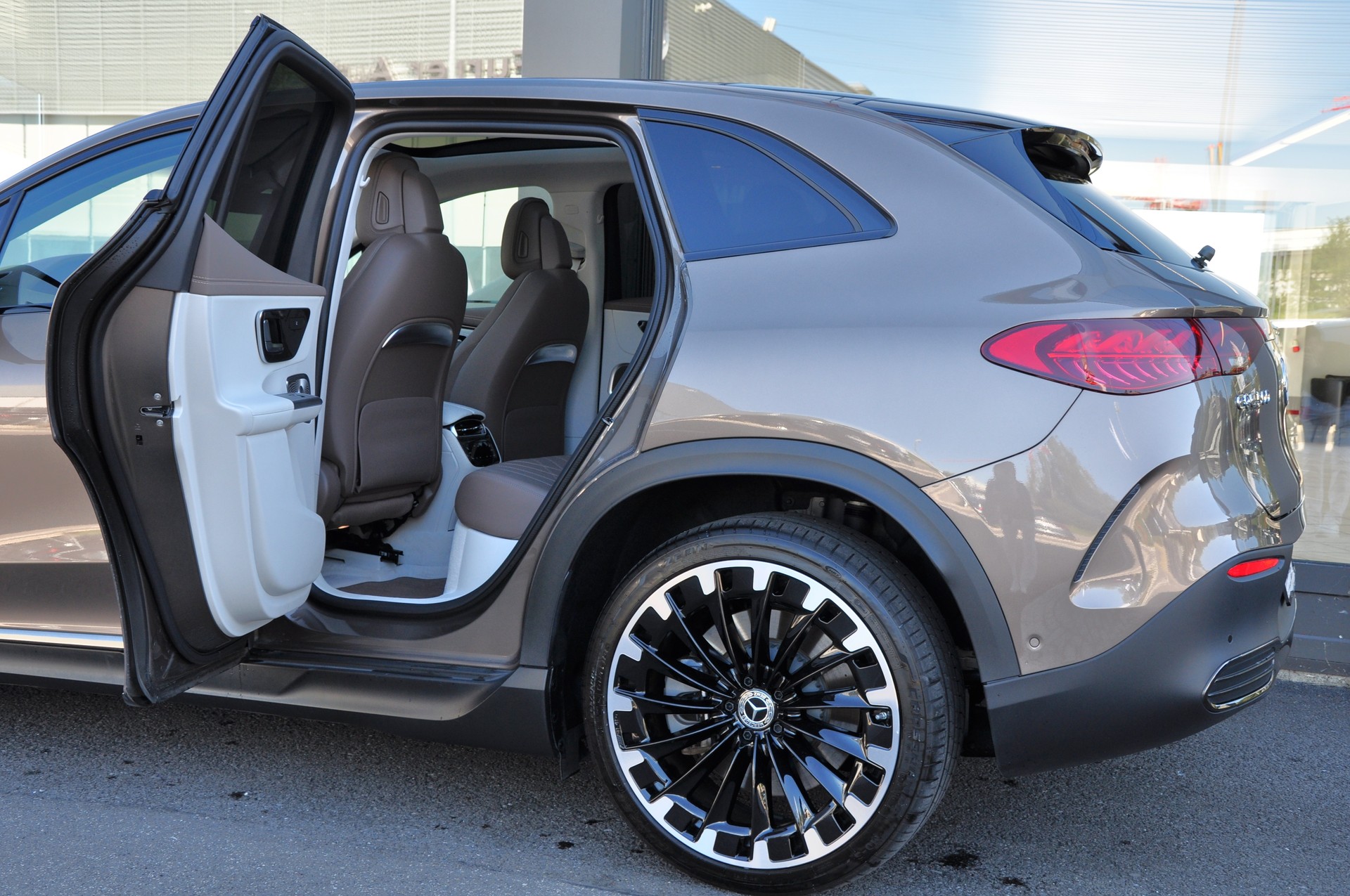MERCEDES-BENZ EQE SUV 500 4 Matic Executive Edition-image-22
