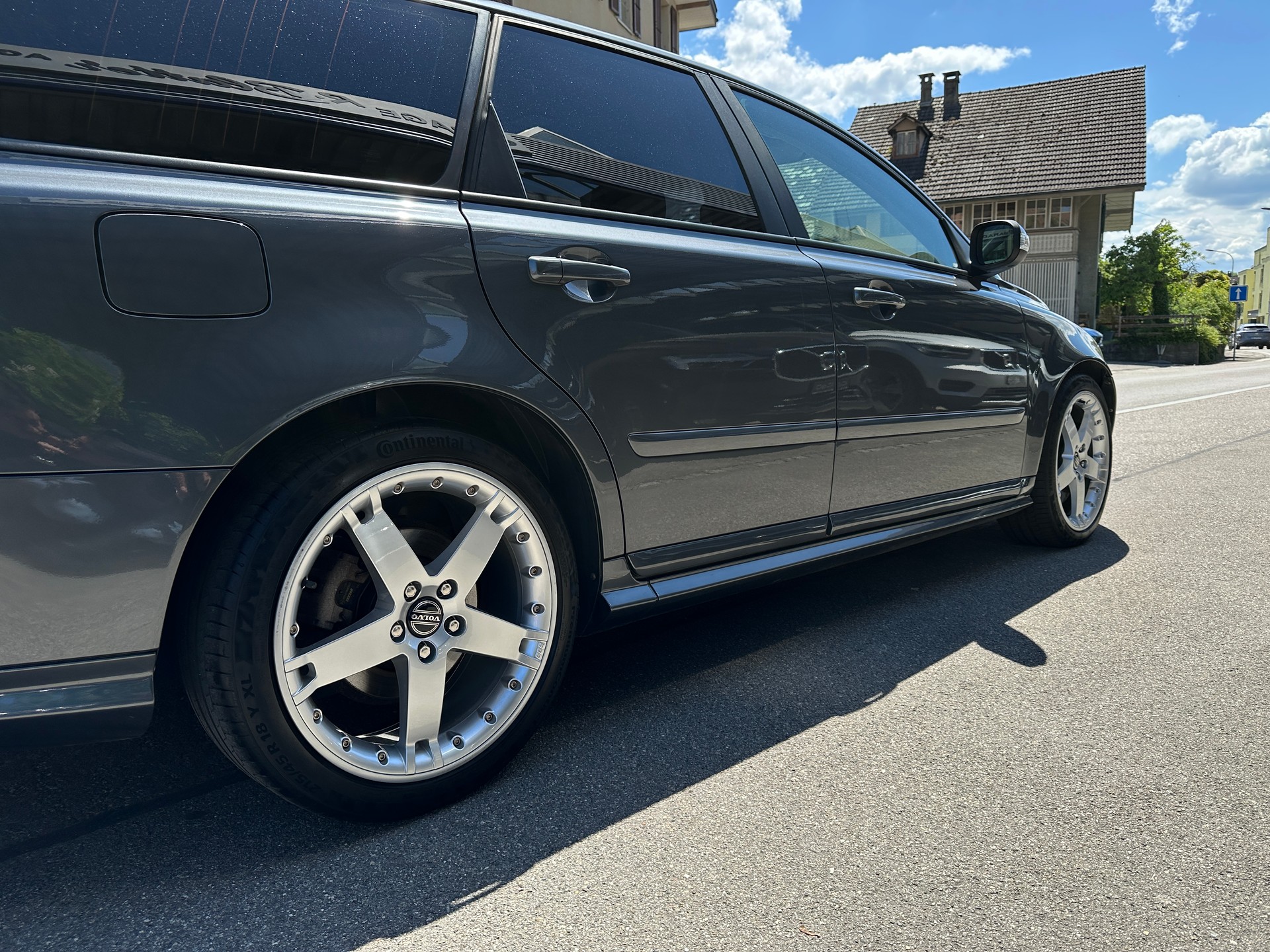 VOLVO V50 T5 Stockholm-showroom-element-2