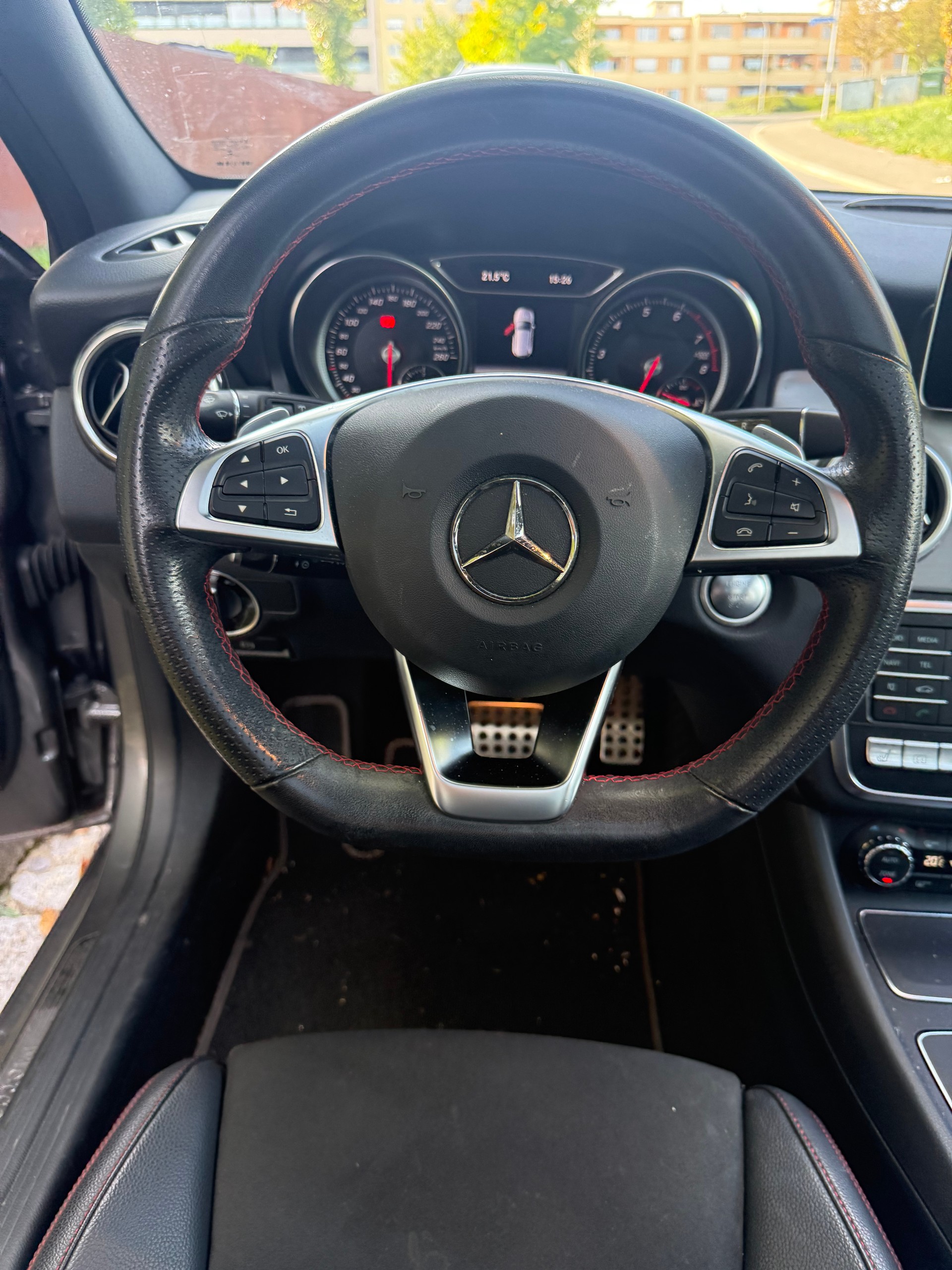 MERCEDES-BENZ GLA 250 AMG Line 4m-image-5